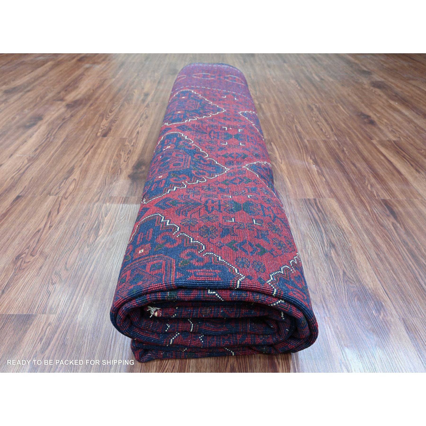 Tapis oriental rouge afghan Khamyab à motif géométrique noué à la main 9'9