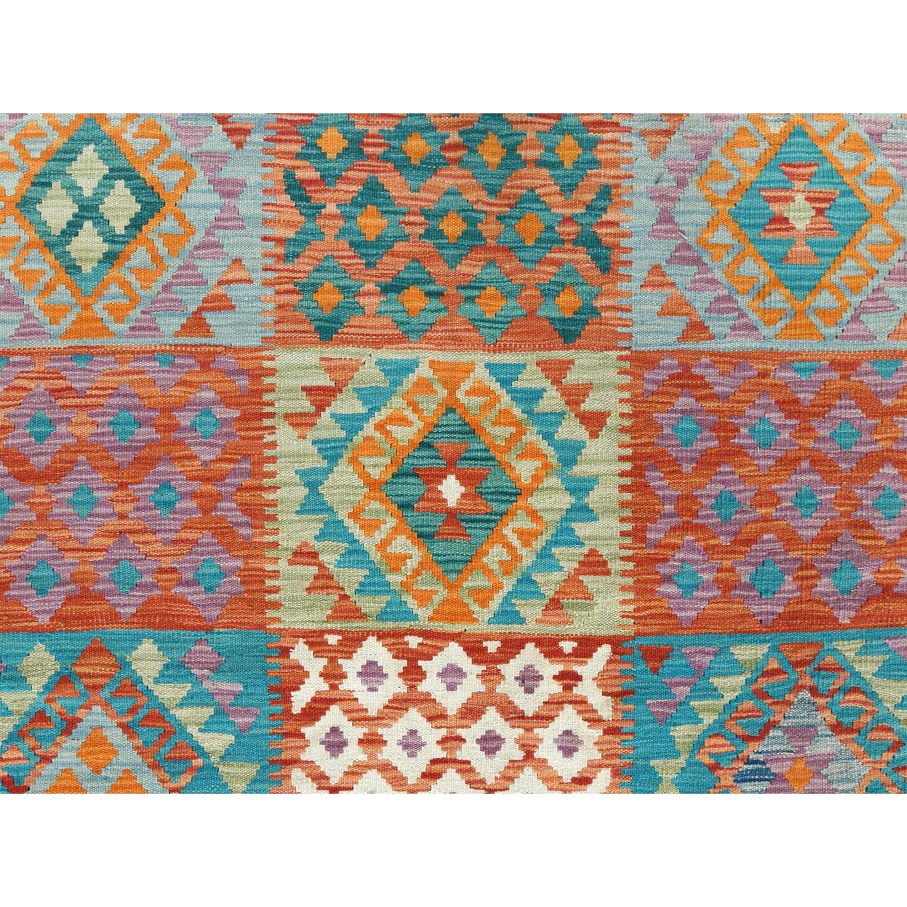 Il s'agit d'un véritable tapis d'Orient réversible en laine biologique colorée, teintée à la main, de type Kilim afghan à motif géométrique, tissé à plat. Il a été tissé pendant des mois et des mois selon les techniques séculaires de l'artisanat du