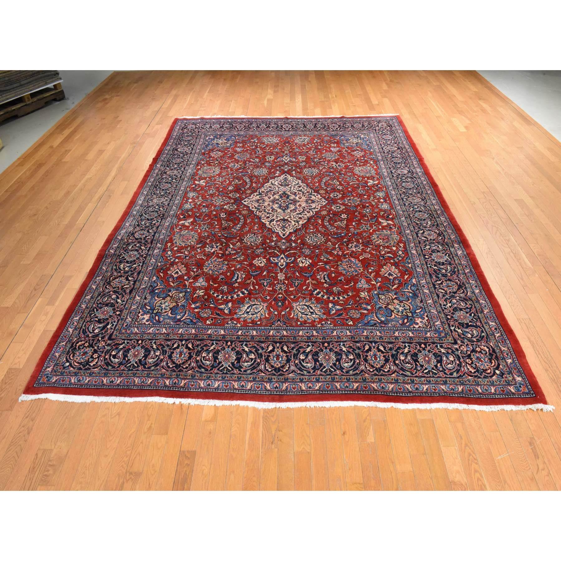 Salsa Red, Semi-Antique Persan Sarouk Mahal, Full Pile, Good Condition and Clean, 100% Wool, Hand Knotted, Oriental Rug
Matières premières : Laine
Latex : Pas de poils 
hauteur : 0,25 pouces
Style : Traditionnel
Couleur primaire : rouge
Couleurs