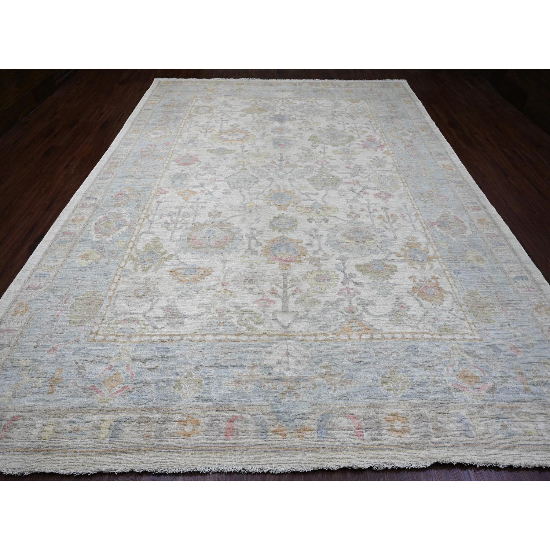 Baumwolle weiß, handgeknüpft, Afghanischer Angora Oushak mit Rankenmuster, natürliche Farbstoffe, reine Wolle, Orientteppich
Primäre MATERIALIEN: Wolle
Latex: Kein Flor 
Höhe: 0,25 Zoll
Stil: Transitional
Grundfarbe: Elfenbein
Sekundäre Farben: Rot,