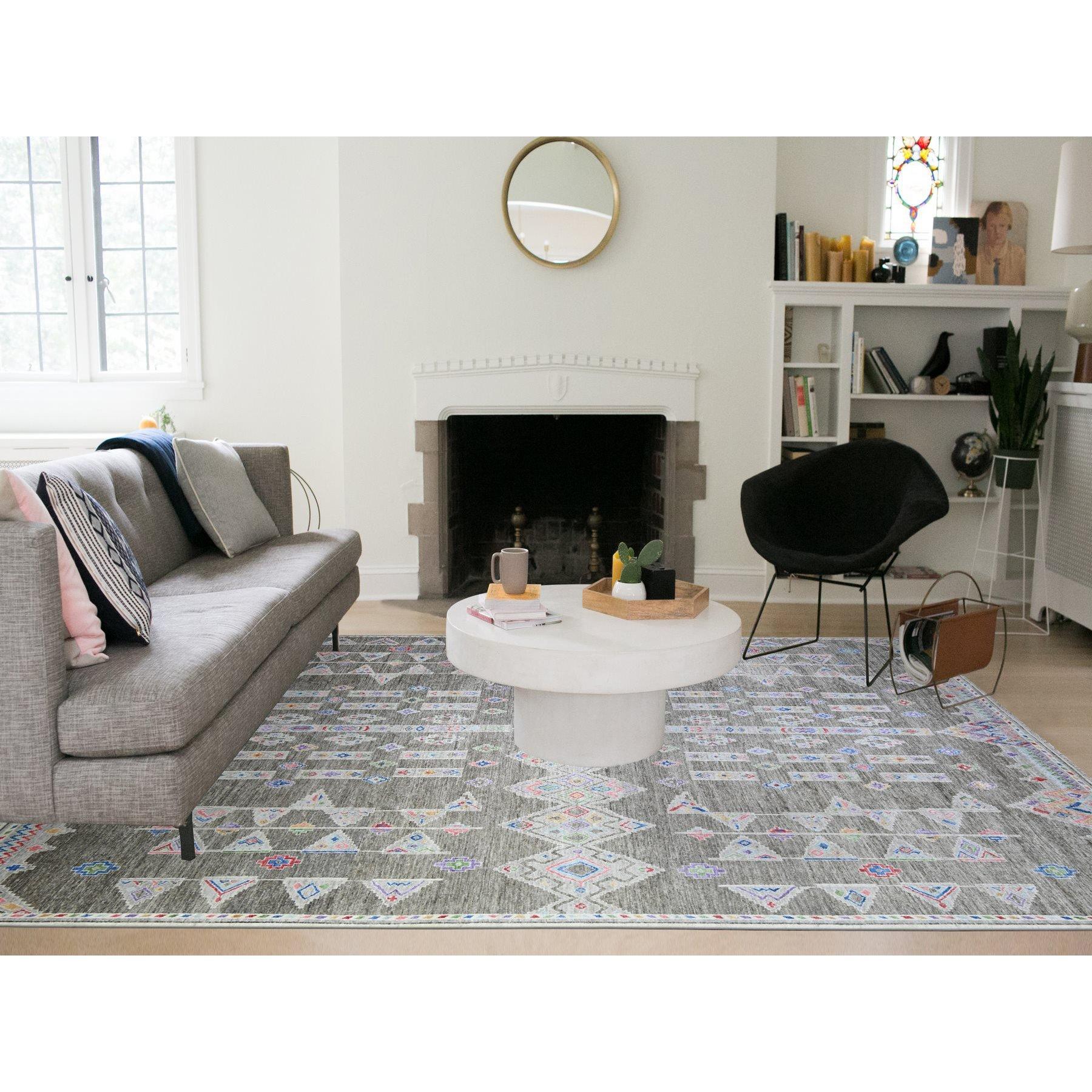 Ashly Fine Rugs con motivi geometrici intricati e tinture naturali, 100% lana annodata a mano, Tappeto Orientale
Materiali primari: Lana
Lattice: No
Altezza del mucchio: 0.25 pollici
Stile: Di transizione
Colore primario: Grigio
Colori secondari: