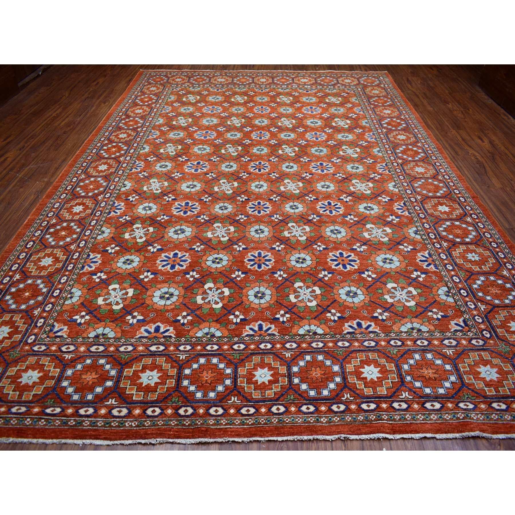 Il s'agit d'un véritable tapis d'Orient, unique en son genre, de couleur orange brûlé, Afghan Ersari avec un motif de pieds en rosette, teintures naturelles, tissage dense, laine douce nouée à la main. Il a été noué pendant des mois et des mois
