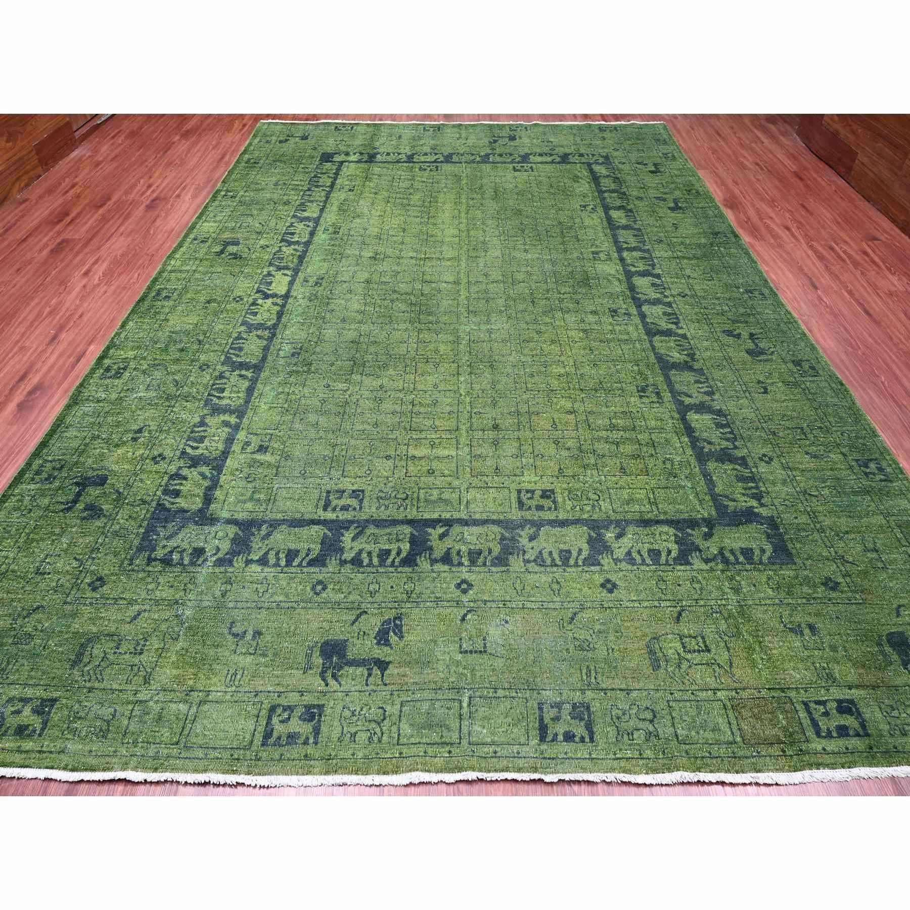 Pickle Green, Peshawar gefärbt mit Pazyryk Design, Null Flor, Distressed, Reine Wolle, Handgeknüpft, Orientteppich
Primäre MATERIALIEN: Wolle
Latex: Kein Flor 
Höhe: 0,25 Zoll
Stil: Transitional
Grundfarbe: Grün
Sekundäre Farben: Marineblau
Muster: