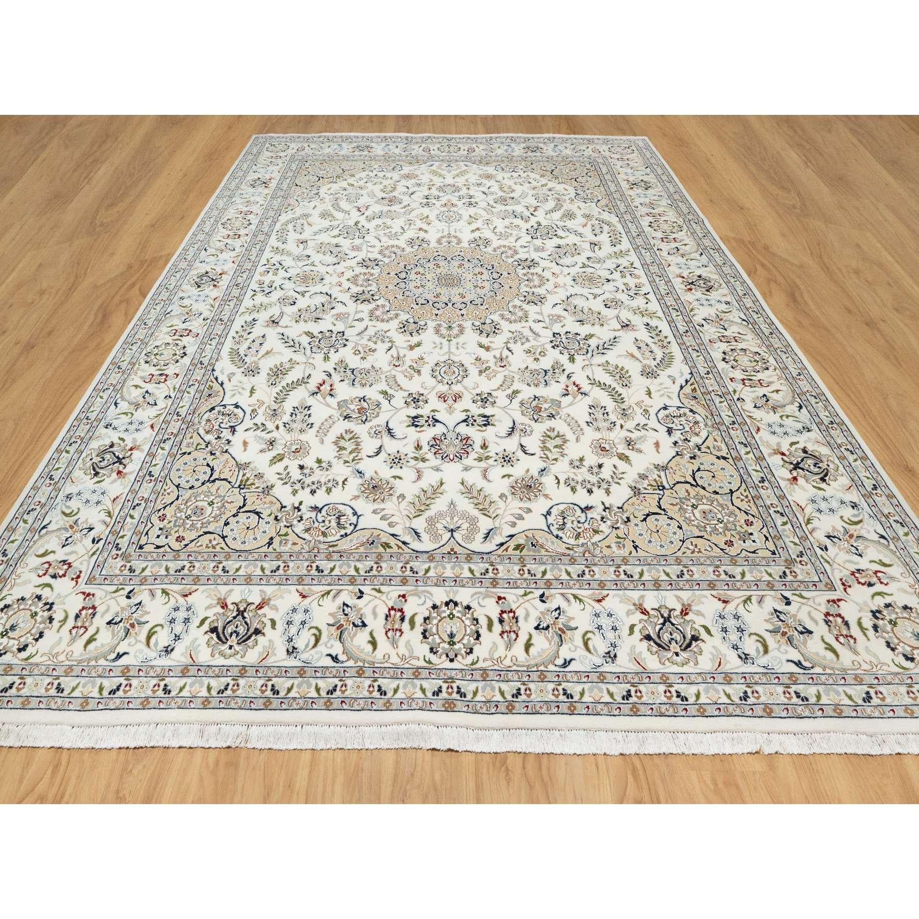 Spring White, 250 KPSI, Nain con motivo floreale centrale, Lana e seta, annodato a mano, Tappeto orientale
Materiali primari: Lana e seta
Lattice: No Pile 
altezza: 0,25 pollici
Stile: Tradizionale
Colore primario: Avorio
Colori secondari: Verde,