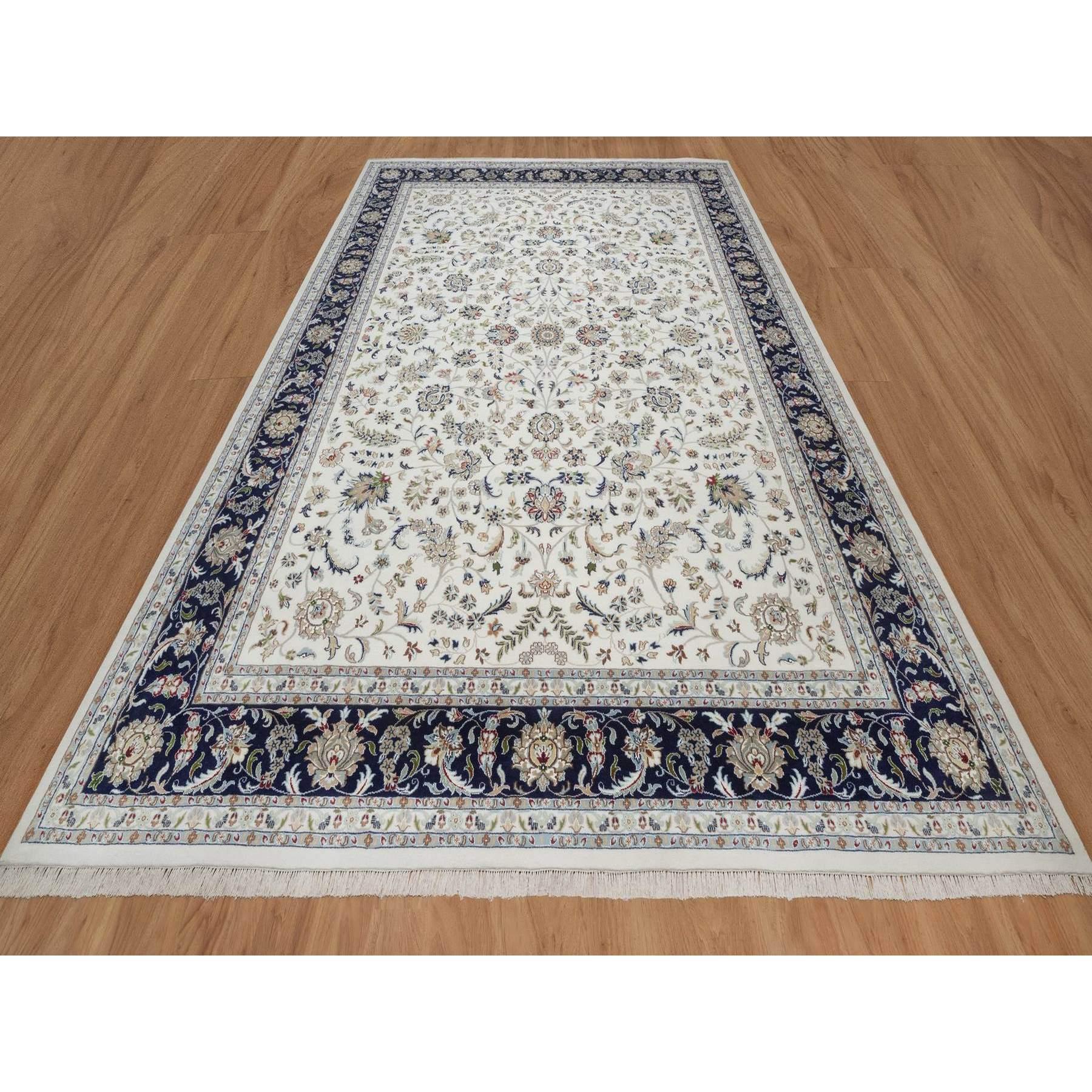 Daisy White, Nain with All Over Design, 250 KPSI, Soft Pile, Hand Knotted, Wool and Silk, Oriental Rug (tapis oriental)
Matériaux primaires : Laine et soie
Latex : Pas de poils 
hauteur : 0,25 pouces
Style : Traditionnel
Couleur primaire :