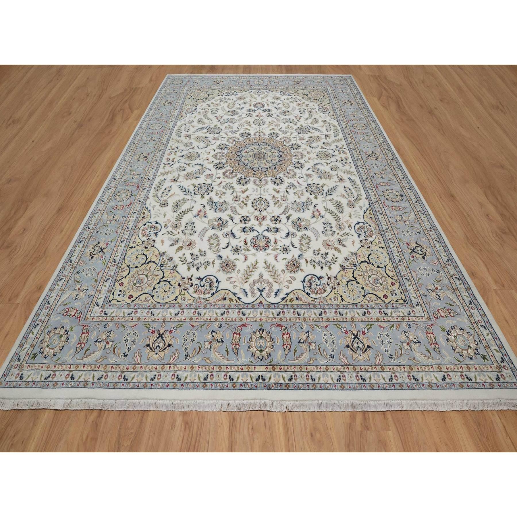 Bianco perla, Lana e seta, Nain con disegno di medaglioni floreali, 250 KPSI, Pile morbido, Annodato a mano, Tappeto orientale
Materiali primari: Lana e seta
Lattice: No Pile 
altezza: 0,25 pollici
Stile: Tradizionale
Colore primario: Avorio
Colori