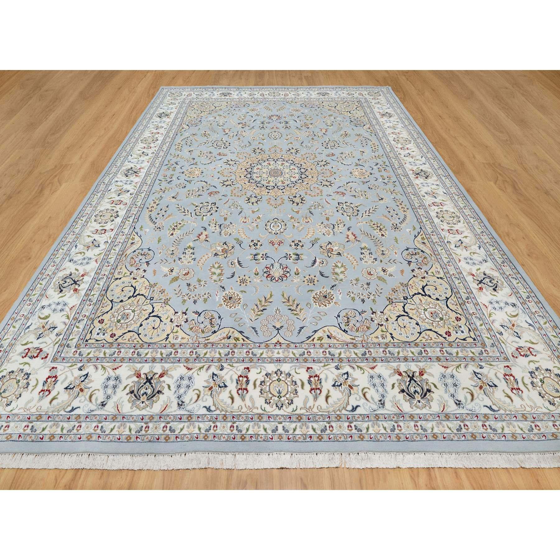 Beau Azul, Lana y Seda, Anudada a Mano, Nain con Gran Medallón Central, 250 KPSI, Alfombra Oriental
Materiales primarios: Lana y seda
Látex: Sin pelo 
altura: 0,25 Pulgadas
Estilo: Tradicional
Color principal: Azul
Colores secundarios: Verde,