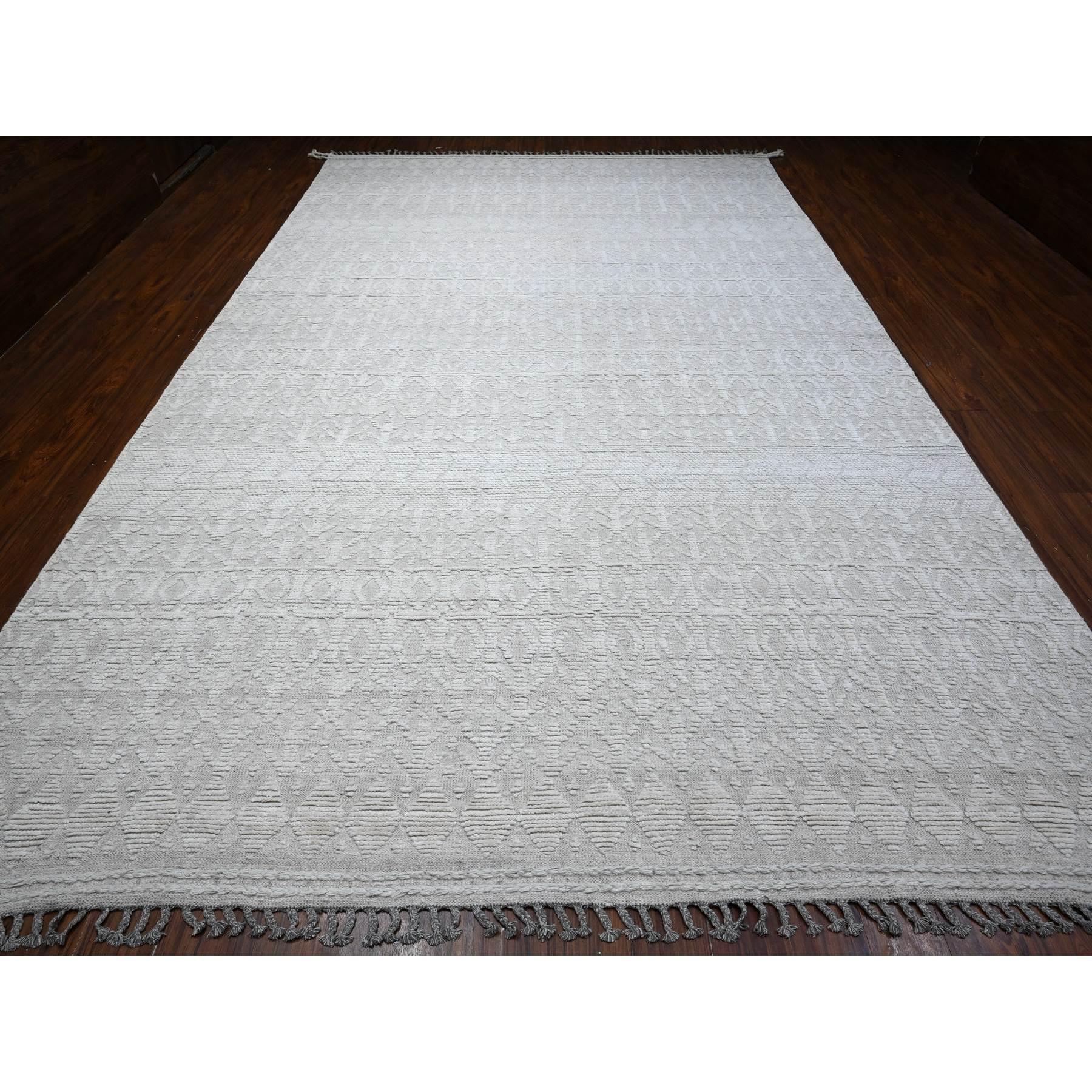 Dies ist eine wirklich echte one-of-a-kind Chiadma marokkanische Weave Leaf Design, handgeknüpft, reine Wolle, Orientteppich. Es wurde monatelang von erfahrenen Kunsthandwerkern in jahrhundertealten Webtechniken geknüpft.
Primäre MATERIALIEN:
