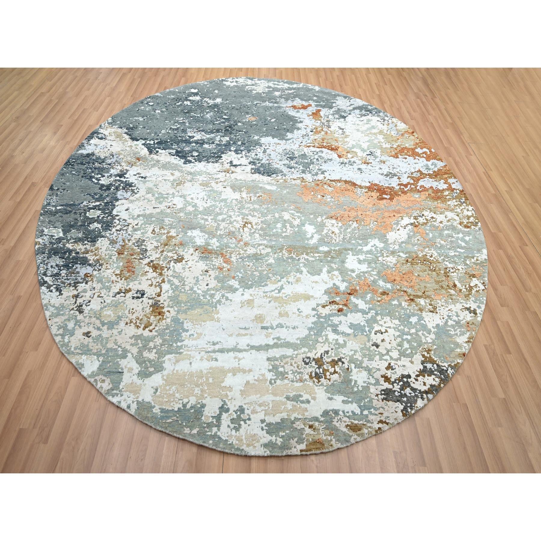 Grautöne, Persischer Knoten, Abstrakt mit Galaxie-Design, Reine Wolle, Handgeknüpft, Dicht gewebt, Rund, Orientteppich
Primäre MATERIALIEN: Wolle
Latex: Kein Flor 
Höhe: 0,25 Zoll
Stil: AM Contemporary
Grundfarbe: Grau
Sekundäre Farben: Orange,