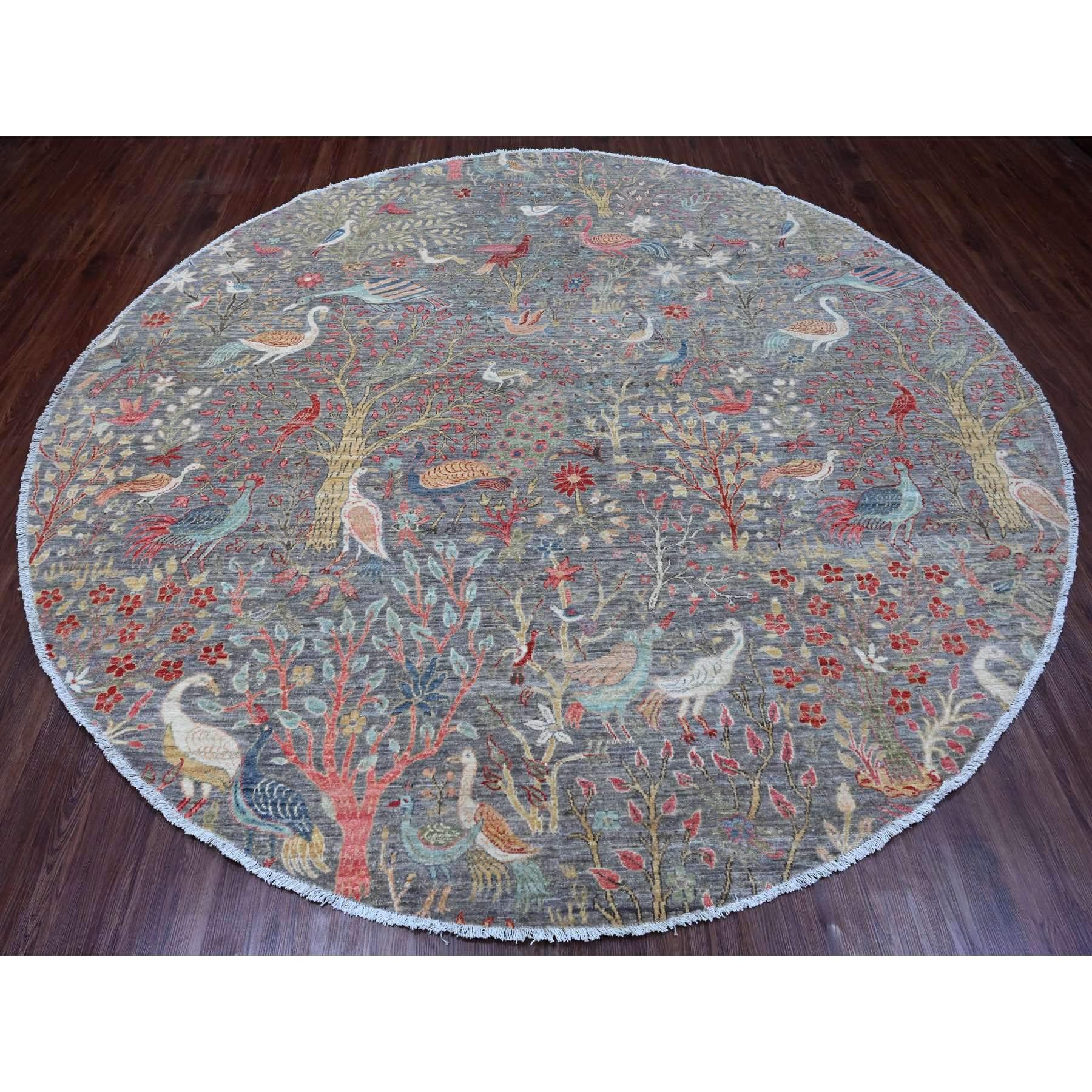Grigio spagnolo, Peshawar afgano con disegno di uccelli del paradiso, annodato a mano, 100% lana, tinture naturali, rotondo, Tappeto orientale
Materiali primari: Lana
Lattice: No Pile 
altezza: 0,25 pollici
Stile: Di transizione
Colore primario: