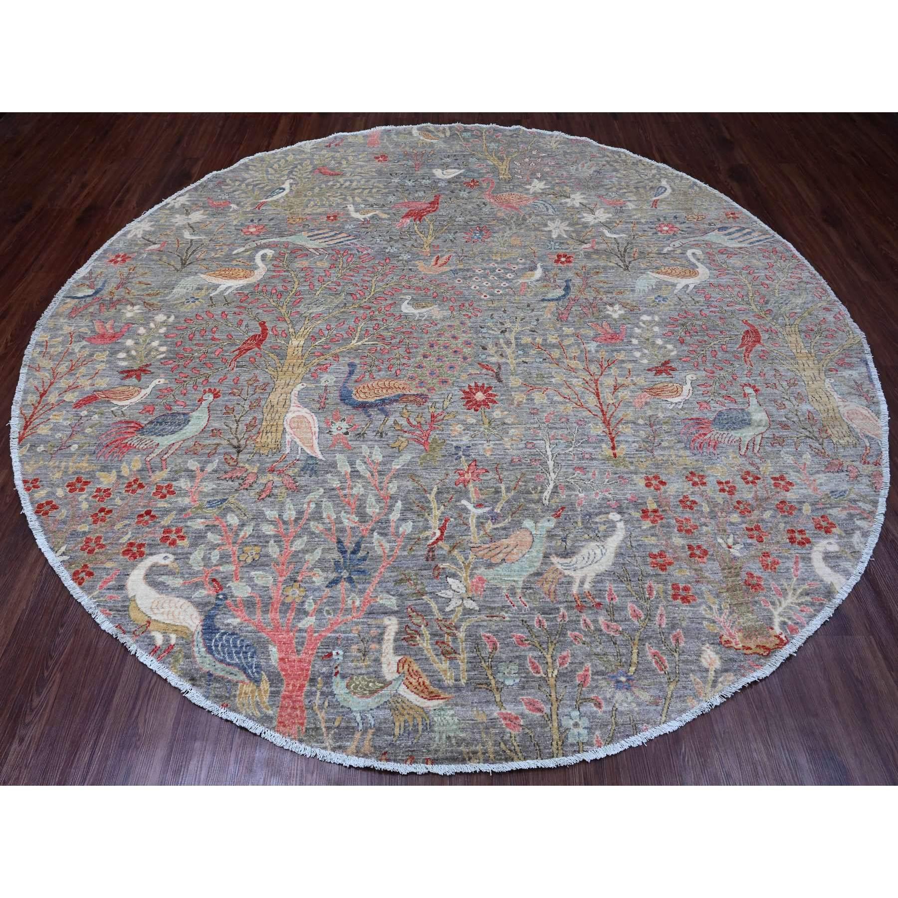 Tappeto orientale di colore grigio spagnolo, afgano Peshawar con disegno di uccelli del paradiso, annodato a mano, in lana morbida e vellutata, con tinture vegetali, rotondo
Materiali primari: Lana 
Lattice: No Pile 
altezza: 0,25 pollici
Stile: Di