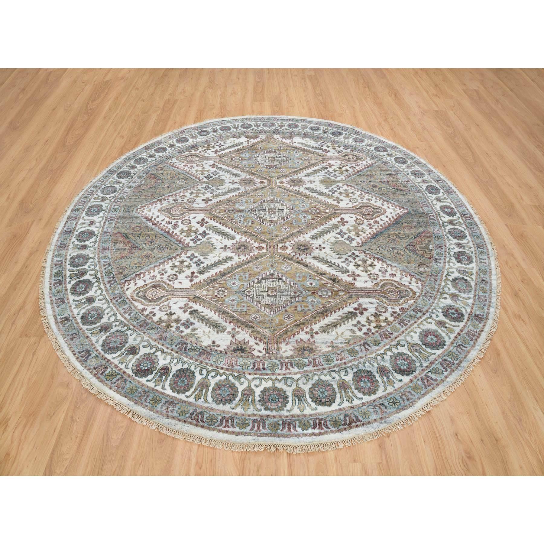 Il s'agit d'un véritable tapis d'Orient noué à la main, de style Shiraz Reimagined Unique Flower Rosettes Border Design. Il a été noué pendant des mois et des mois selon des techniques de tissage séculaires par des artisans experts. 
Matières