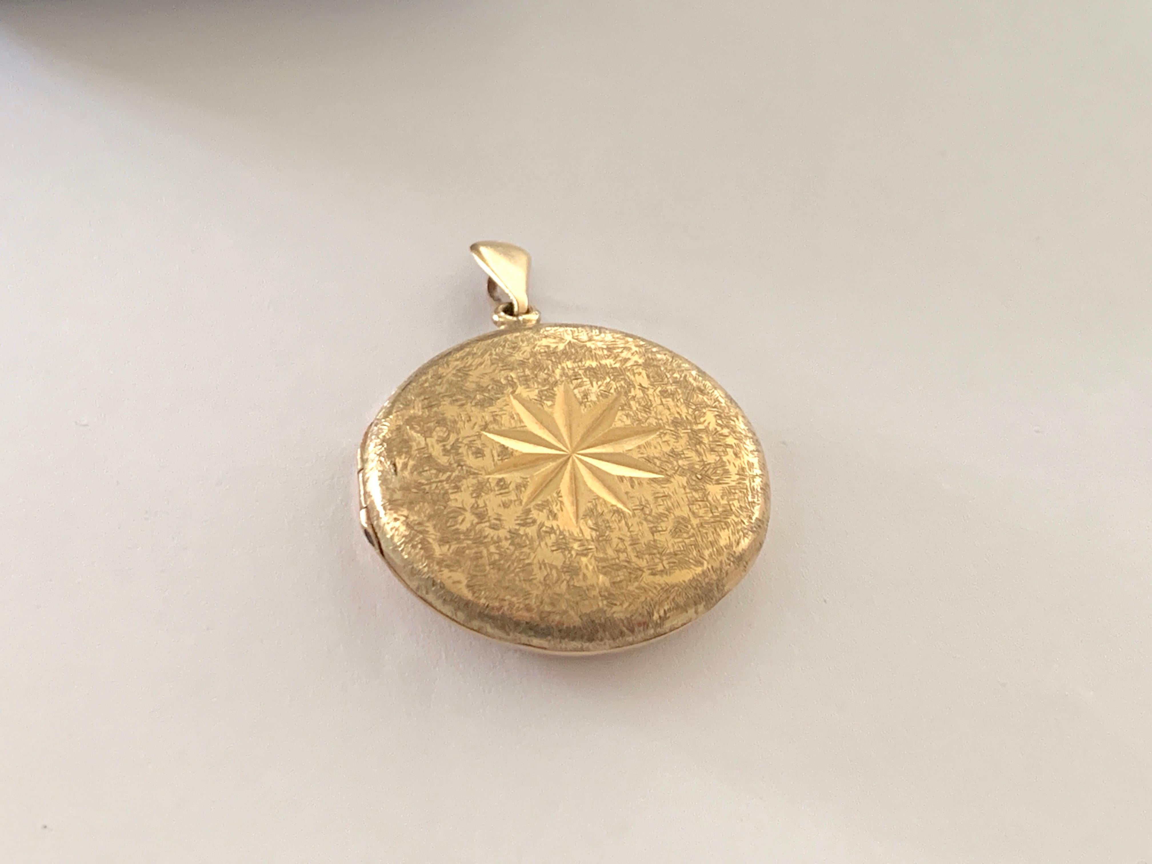 9ct 375 Gold Vintage 
pocket watch shaped Locket
with central starburst and brutalist cross hatch etching
Full British hallmark on reverse - dated 1965
Size 3cm diameter
Weight 10 grams
opens & closes securely
snaps shut sound !