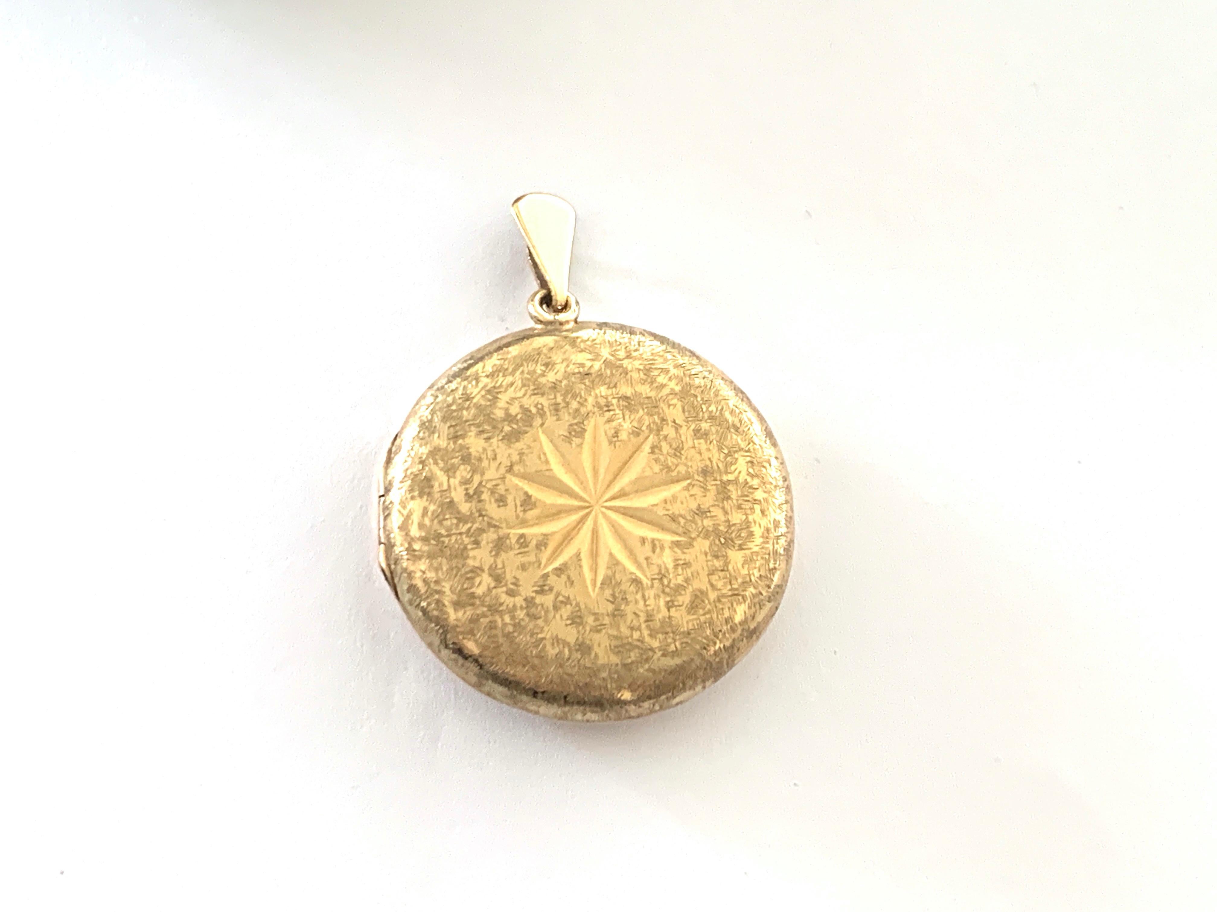 9ct 375 Gold 1960s Locket  In Good Condition For Sale In London, GB