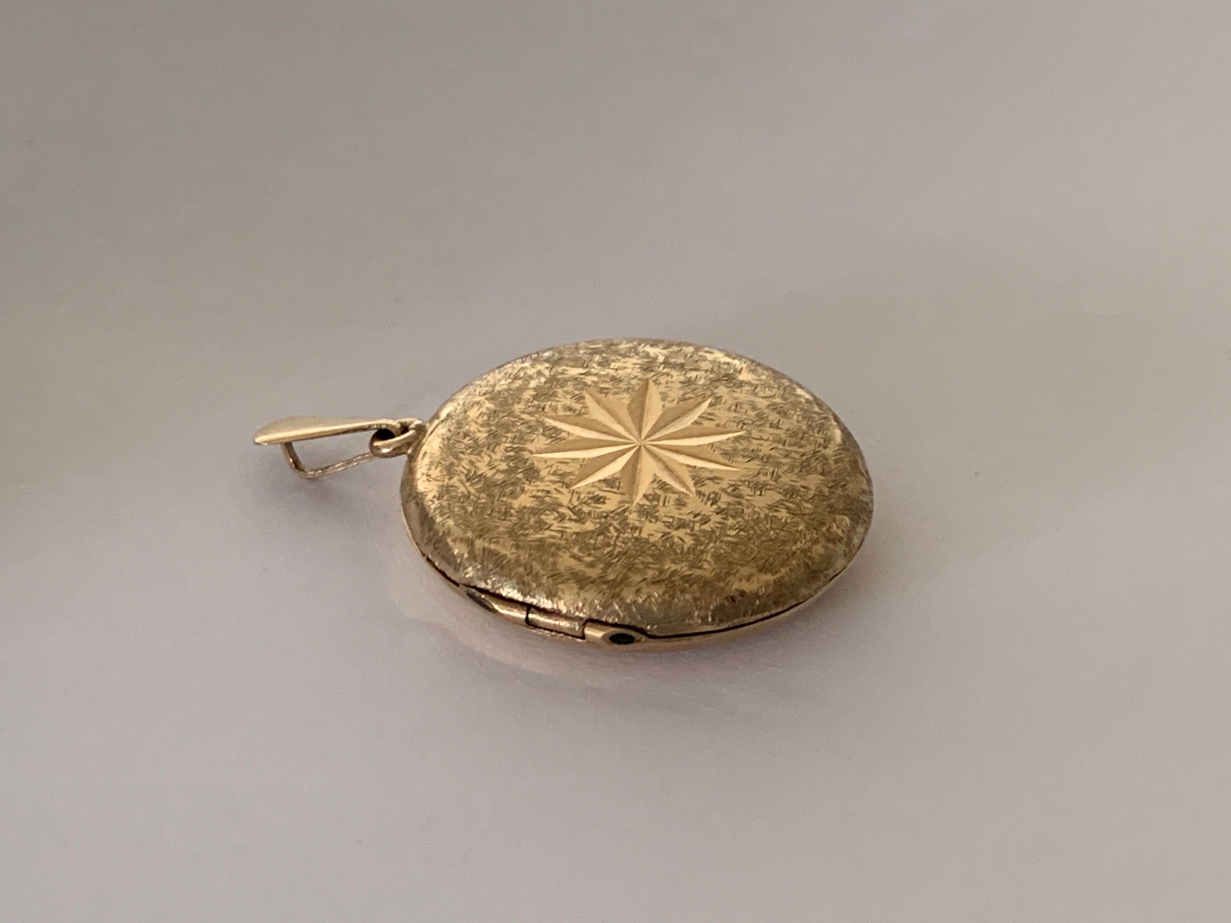 Women's 9ct 375 Gold 1960s Locket  For Sale