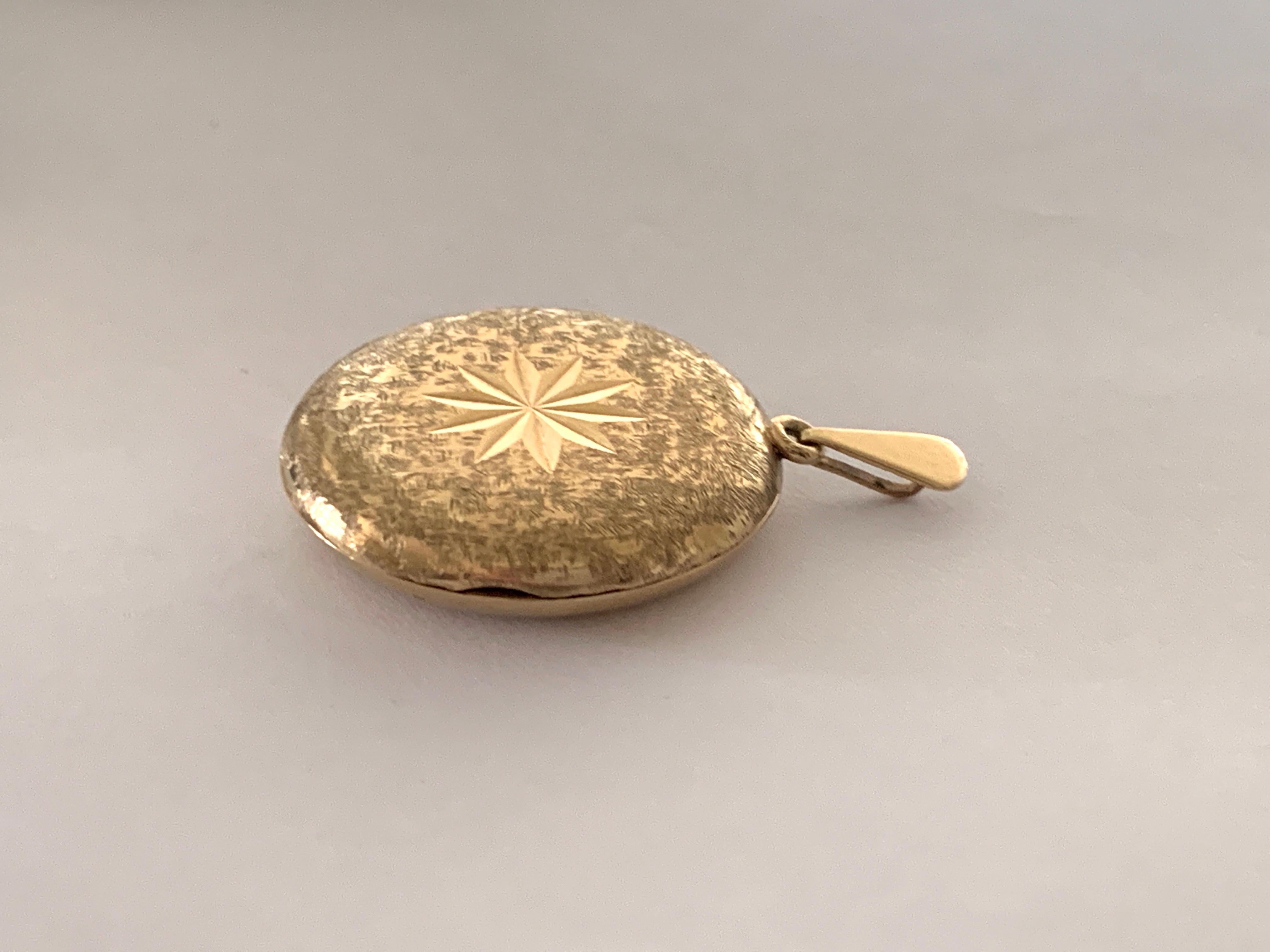 9ct 375 Gold 1960s Locket  For Sale 1