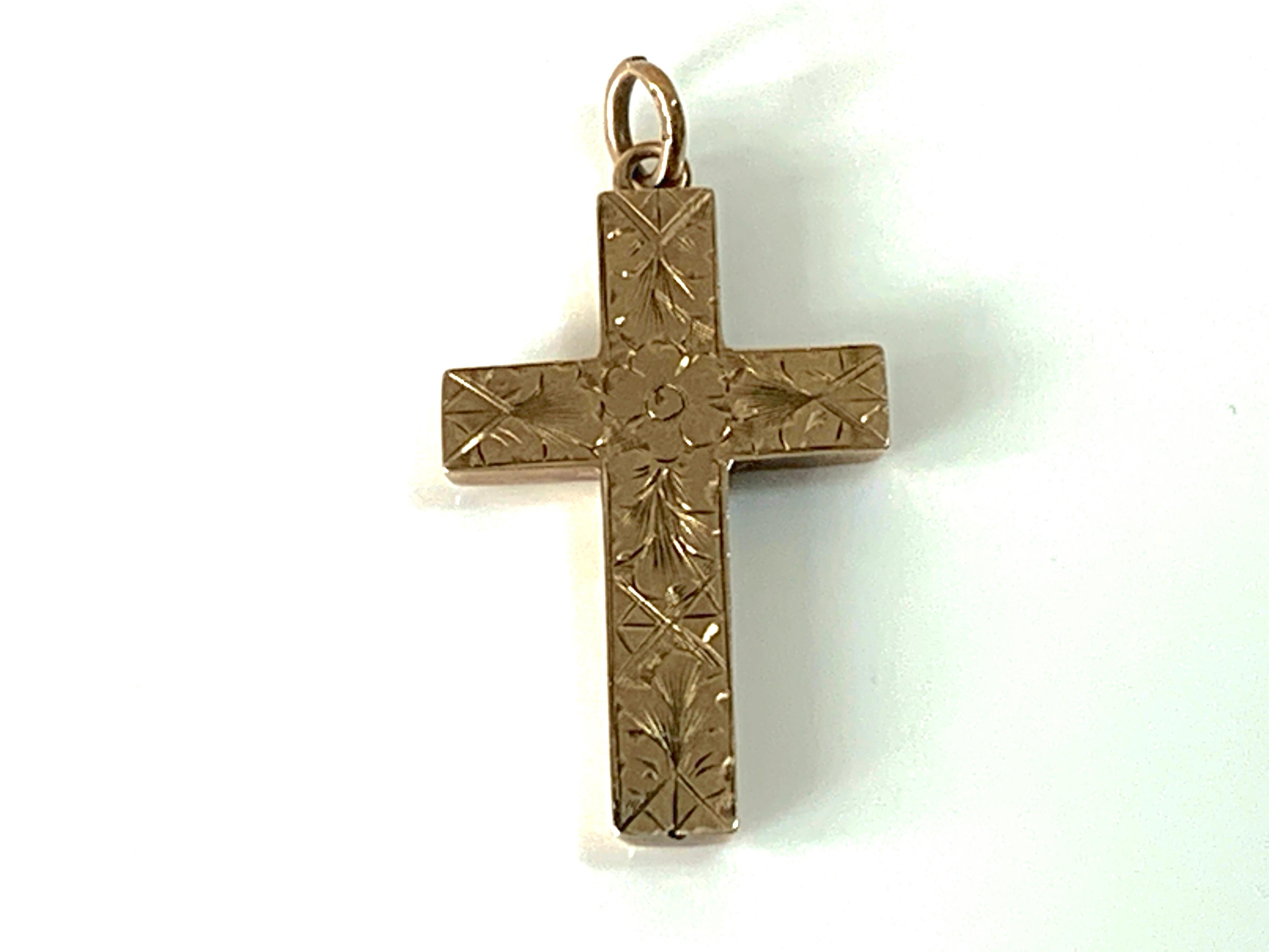 9ct 375 Gold Antiker Edwardianischer Kreuz-Anhänger
Hohle 
Schöne gravierte Frontdekoration
Auf der Rückseite gestempelt 
hersteller P.Bros 9ct
mit einem diamantgeschliffenen Sprungring, gestempelt 9ct