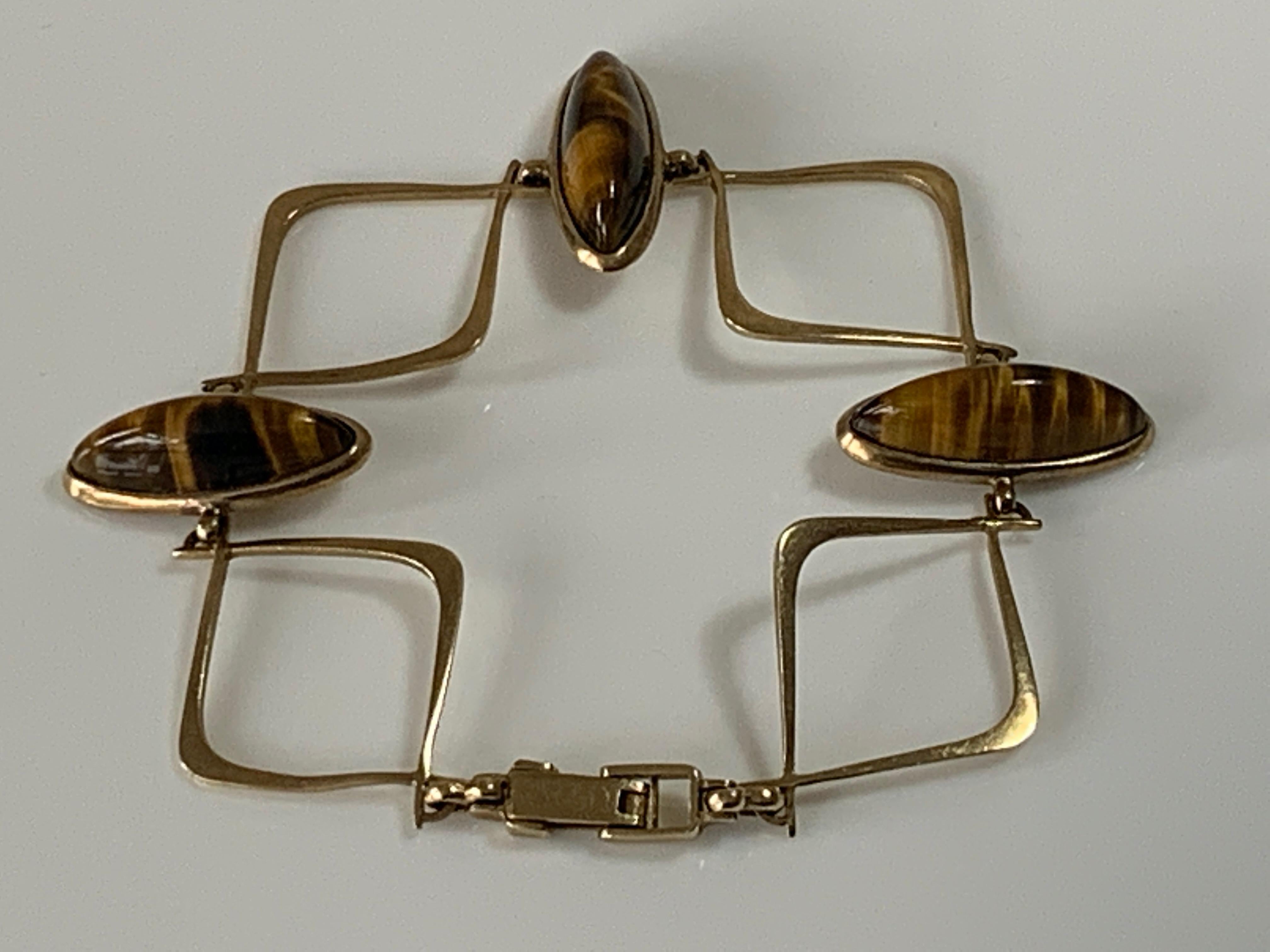 Bracelet en or 9ct 375 au design danois 
Design/One Contemporary 
rehaussé de pierres précieuses ovales œil de tigre
Convient à un poignet de femme d'une taille maximale de 6,25 pouces 
Époque 1950
Poids 15 grammes