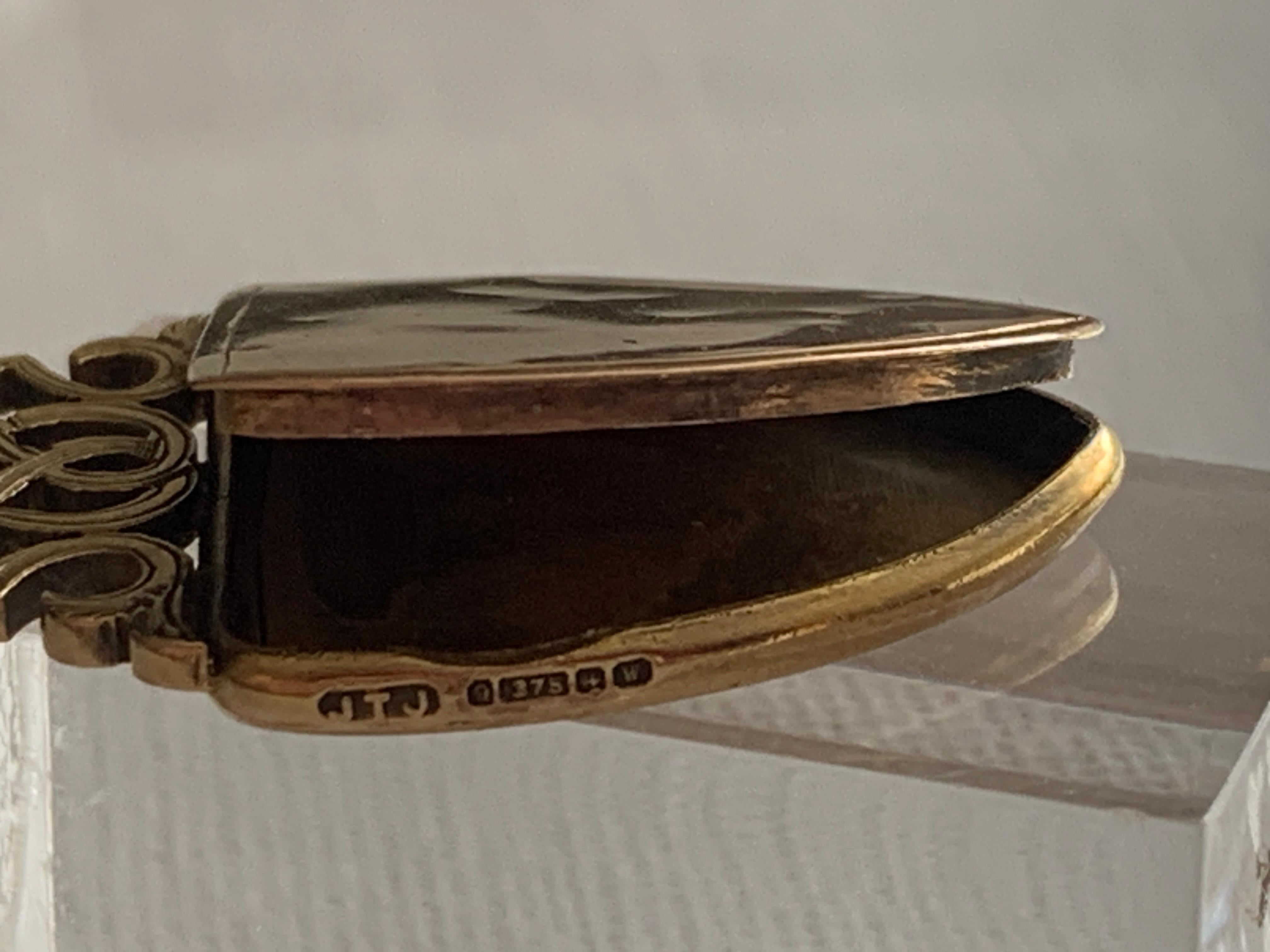 9ct 375 Gold Locket fully Hallmarked on side For Sale 6