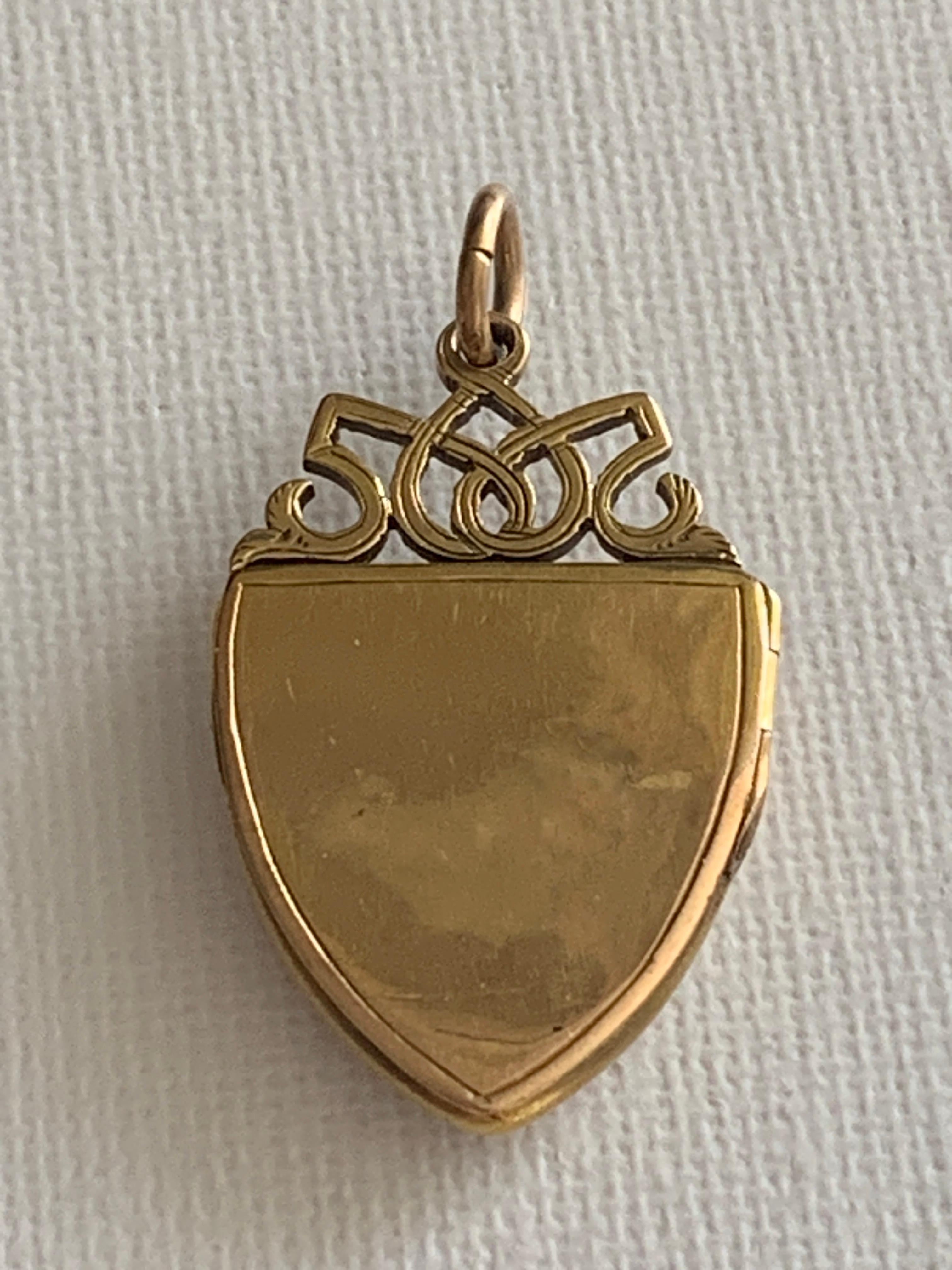 9ct 375 Gold Locket fully Hallmarked on side In Good Condition For Sale In London, GB