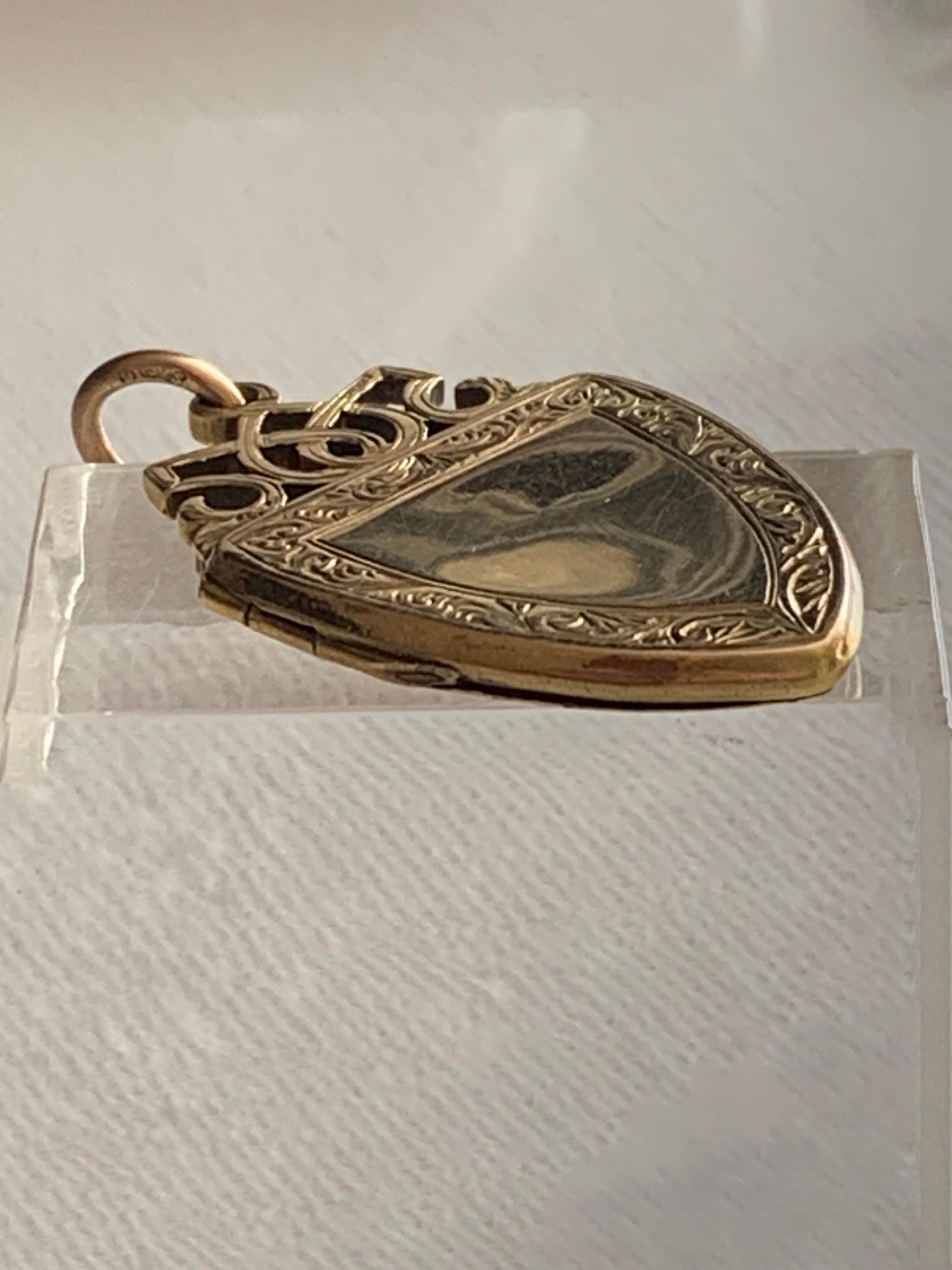 Women's or Men's 9ct 375 Gold Locket fully Hallmarked on side For Sale