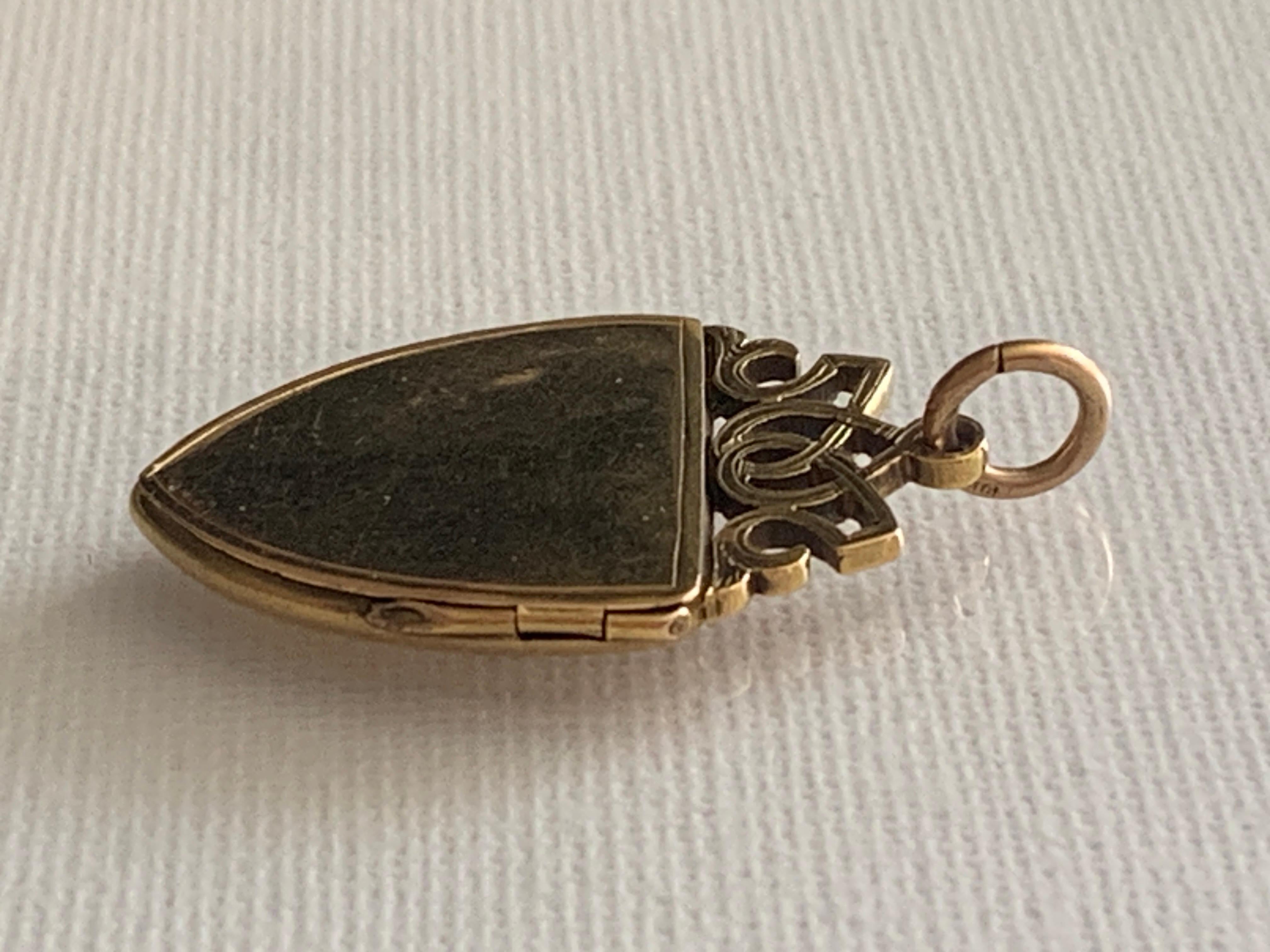 9ct 375 Gold Locket fully Hallmarked on side For Sale 3