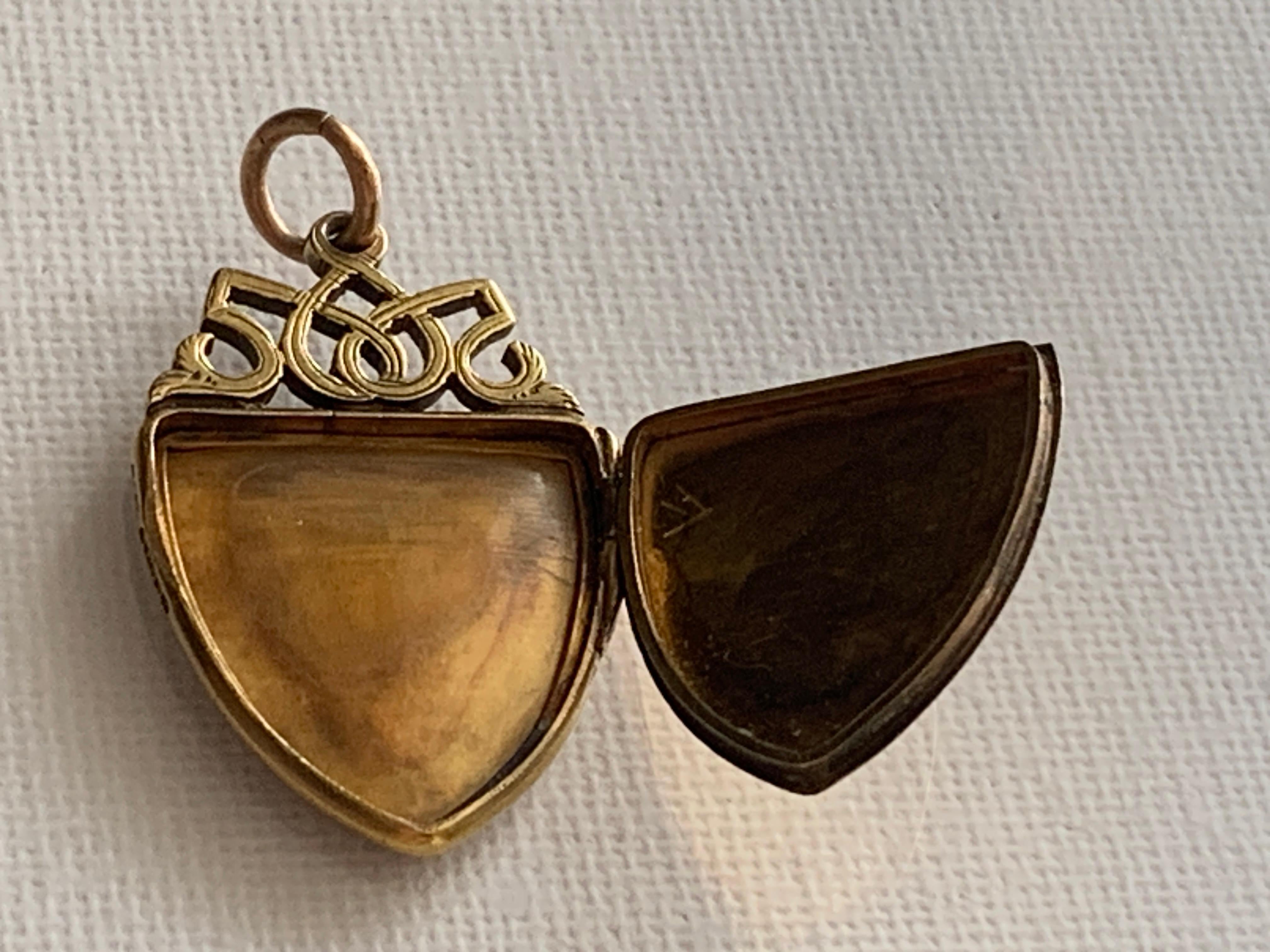 9ct 375 Gold Locket fully Hallmarked on side For Sale 4