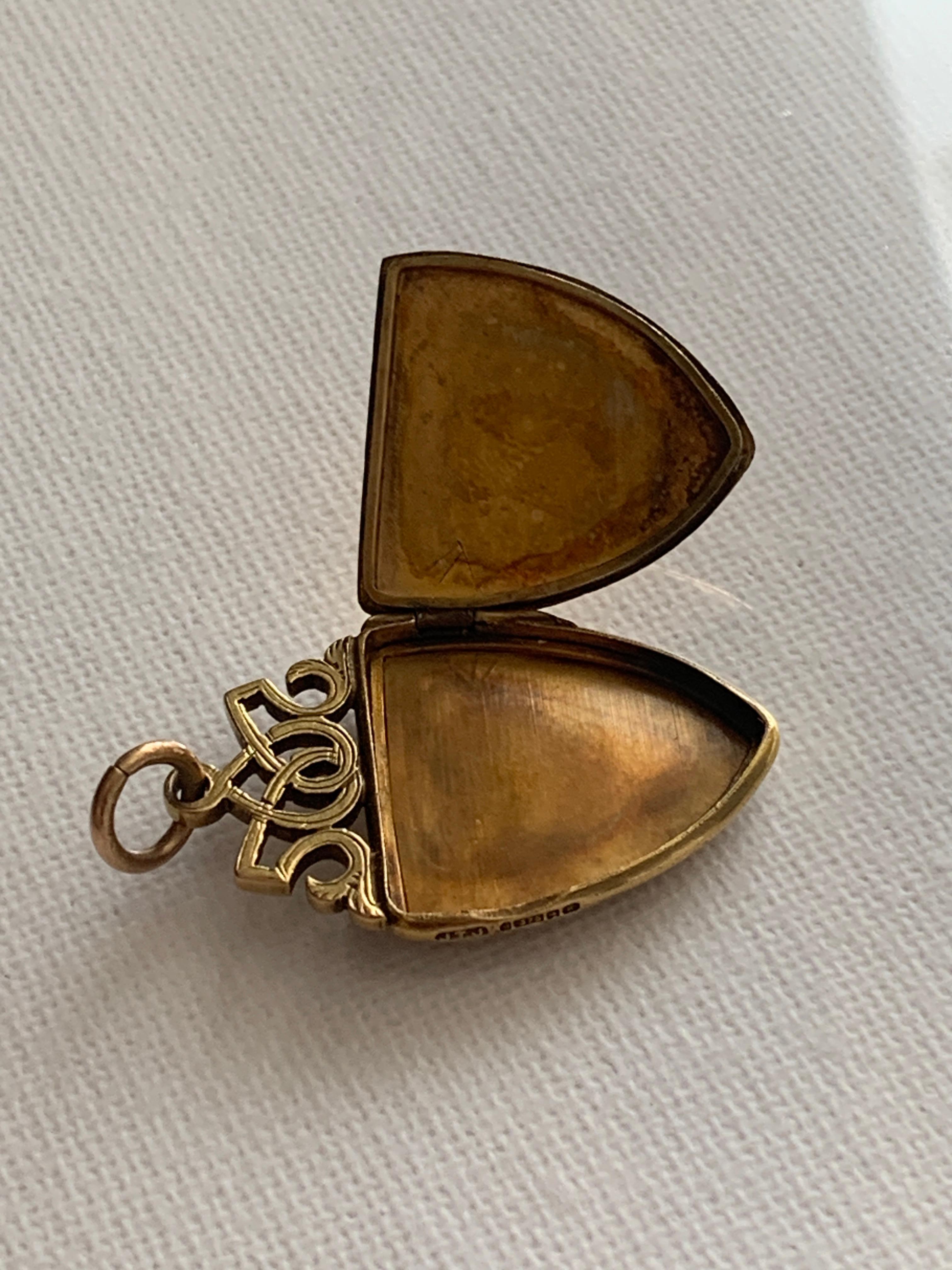 9ct 375 Gold Locket fully Hallmarked on side For Sale 5