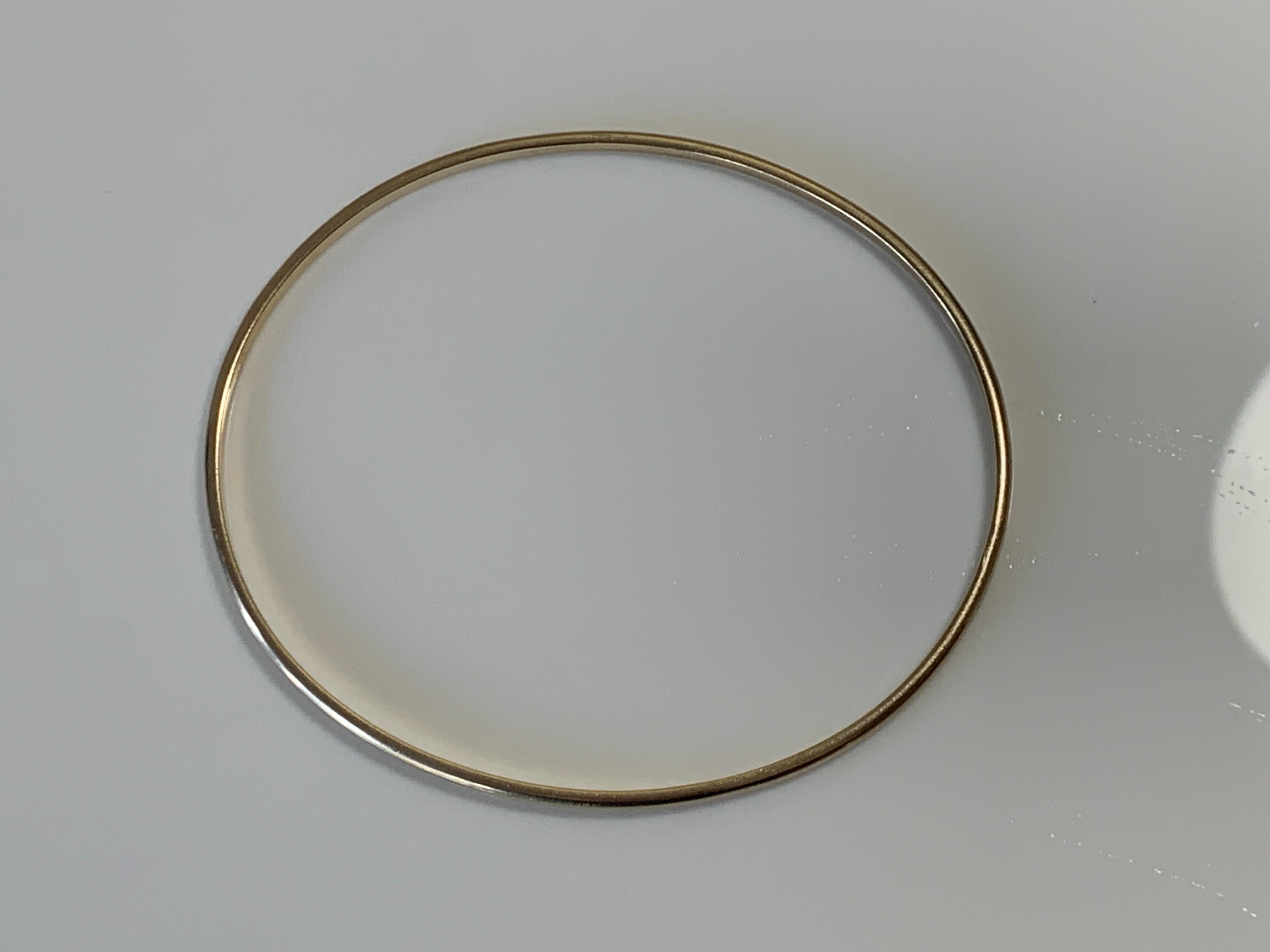 9ct Solid Gold Bangle
Oval shape 
Continual thickness of 2mm
Strong bangle not flimsy 
Full British Hallmarks 
unknown makers stamp 
Era 1980s