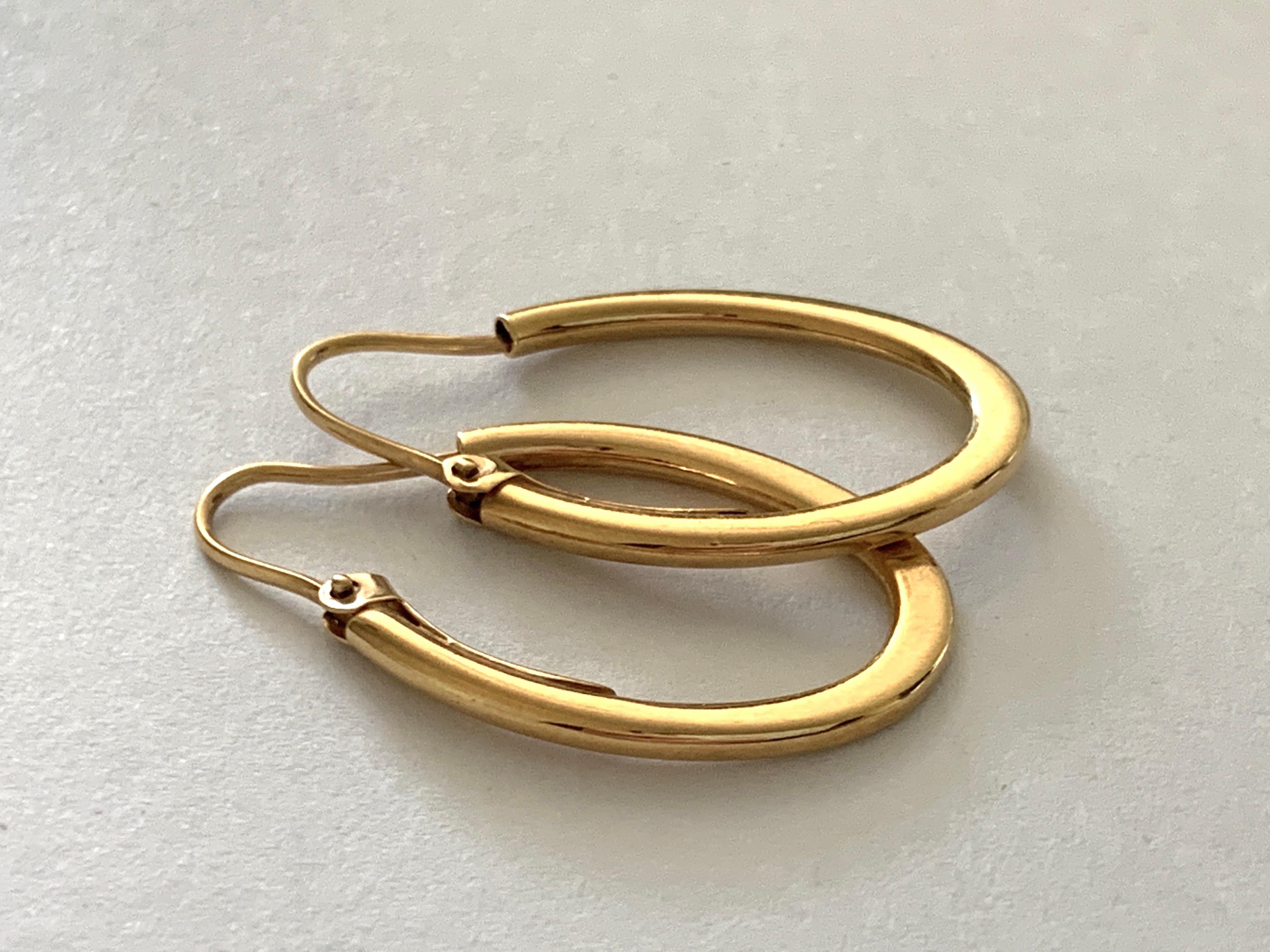 9ct 375 Gold Ovale Ohrringe mit Ring
Von der italienischen Goldschmiede UnoAErre.
Vollständig gestempelt - Italienische Markierungen (Provinzstempel 750 & UnoAErre)
Gewicht 1,75 Gramm

Luxuriös glatt - Helles Butterblumengold.