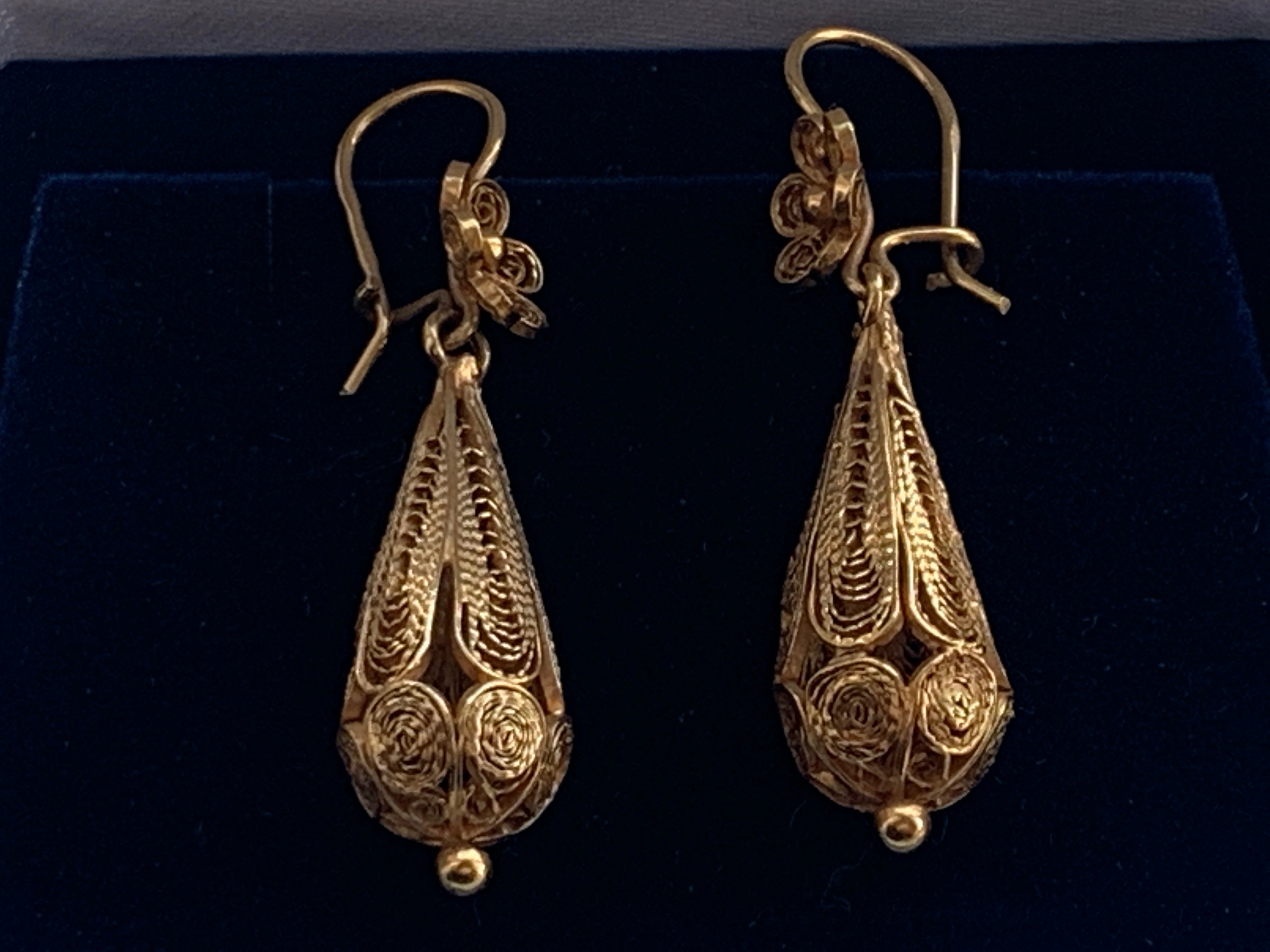 Beautifully Crafted 9ct Gold Portuguese Filigree Bomb drop earrings
These are Very Sturdy and Strong- not flimsy
Hallmarked on the hooks
Era Early 20th Century
Stamped with a crown mark , 375 
 

