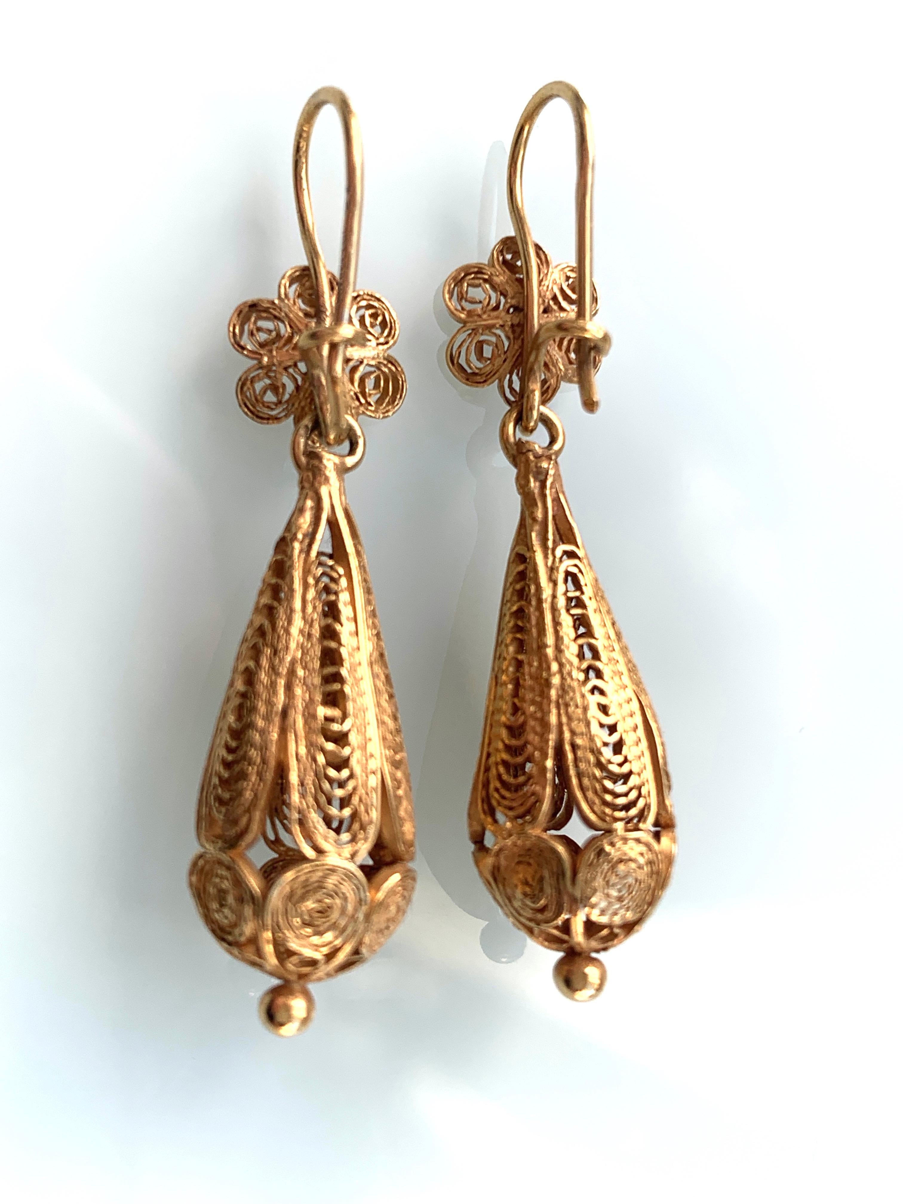 9ct 375 Gold Portuguese Filigree Bomb Drop Earrings In Good Condition In London, GB