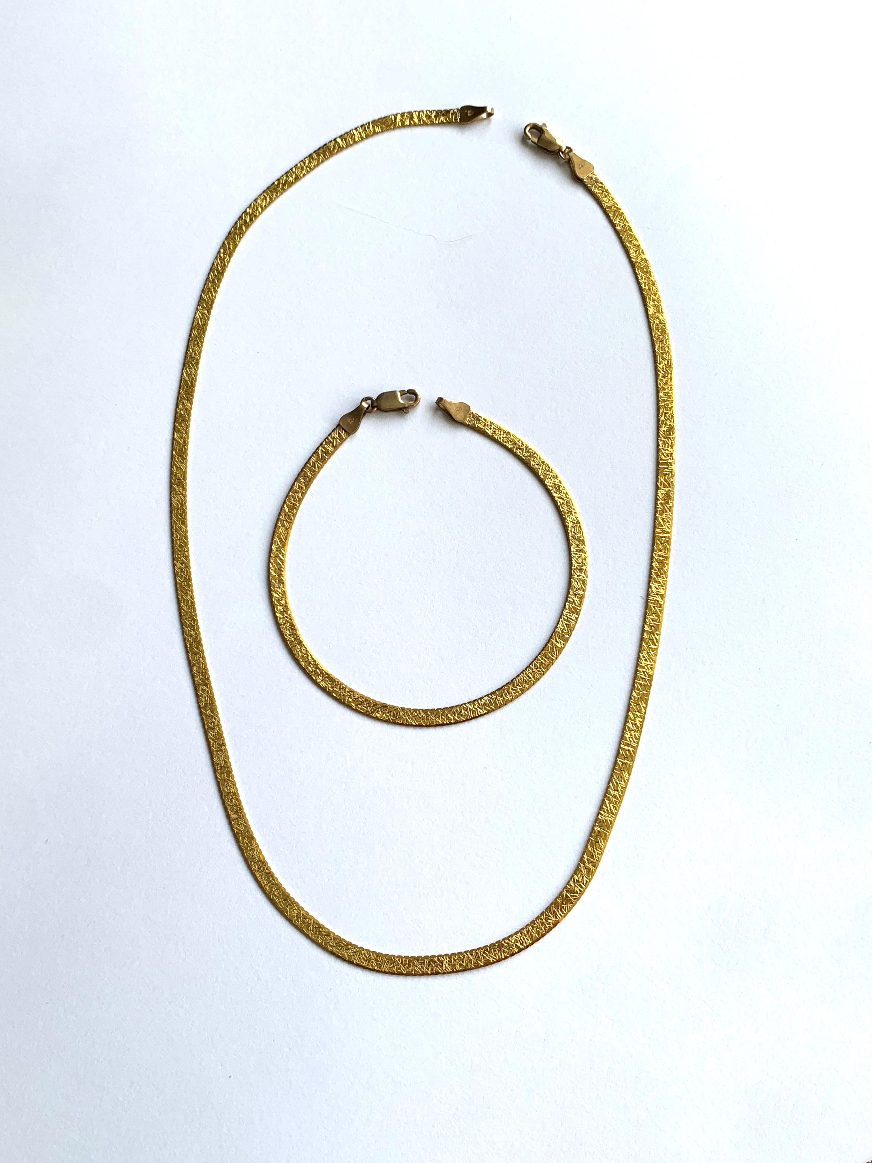 Bello 
Set in oro 9ct 375 (collana e bracciale)
Oro bianco e giallo brillante reversibile 
con una superficie dal design sorprendente e strutturato. 

Collana  Lunghezza 17 pollici
                 Spessore 3,5 mm
                 Peso 5,94