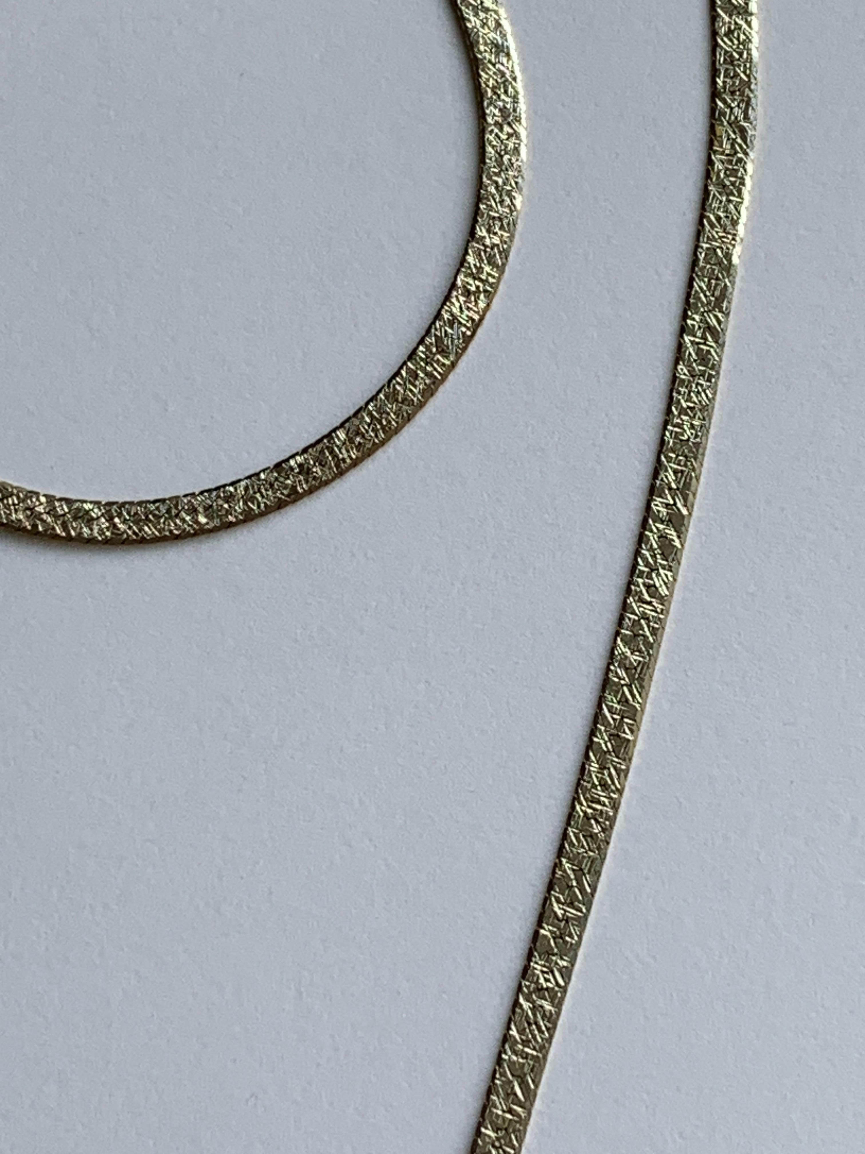 Set in oro 9ct 375 . Collana e bracciale in vendita 1