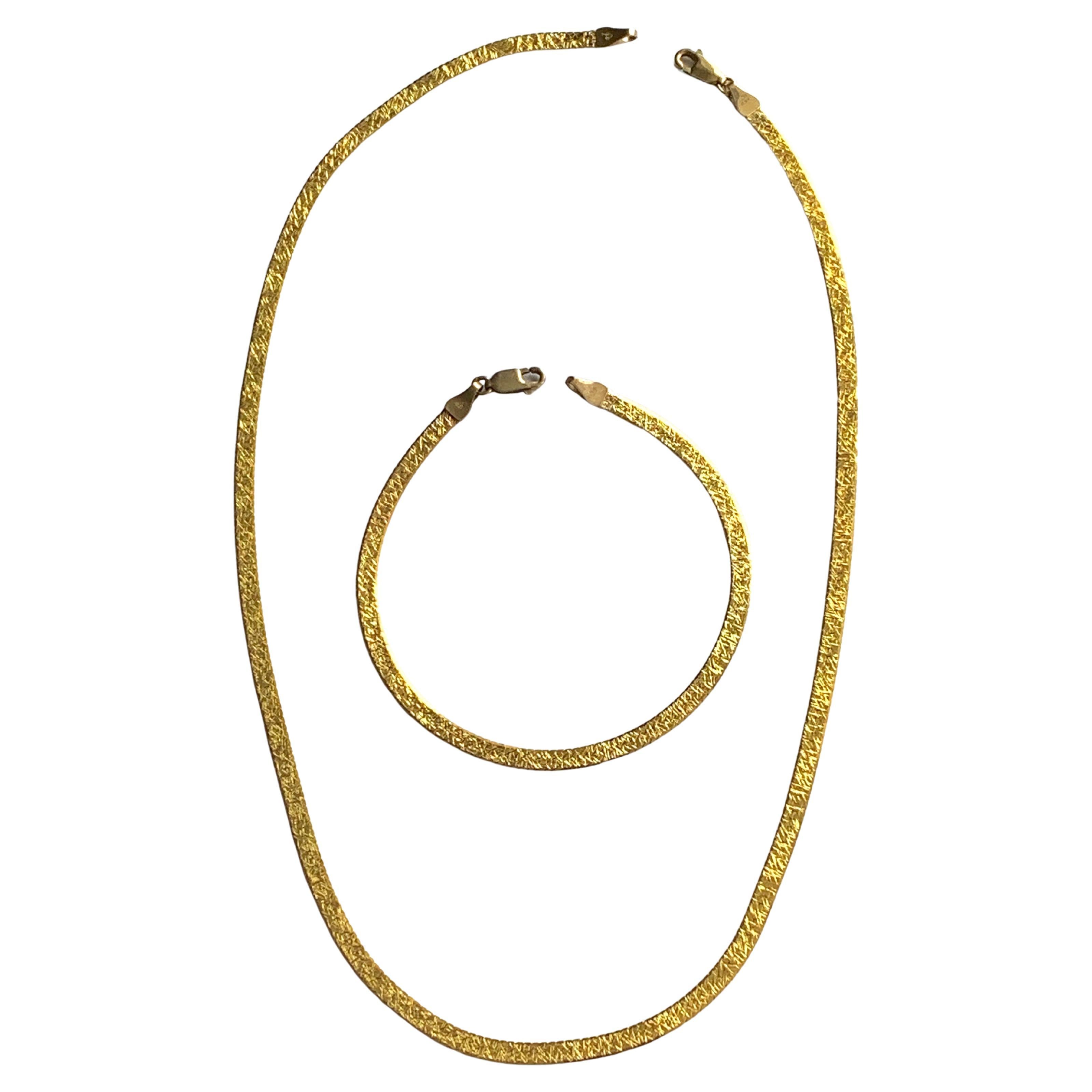 Set in oro 9ct 375 . Collana e bracciale