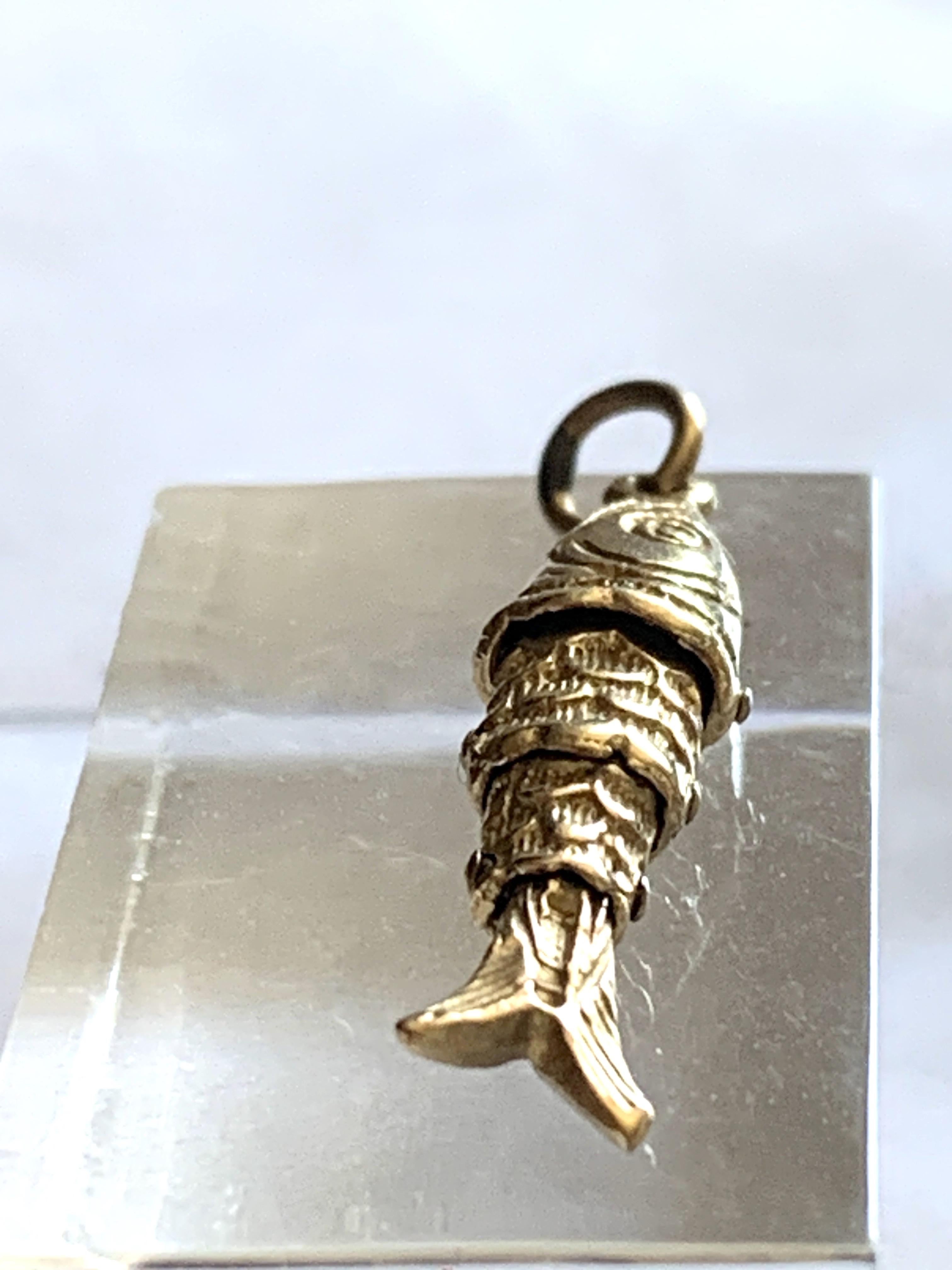 9ct 375 Gold Vintage Articulated Fish Pendant For Sale 6
