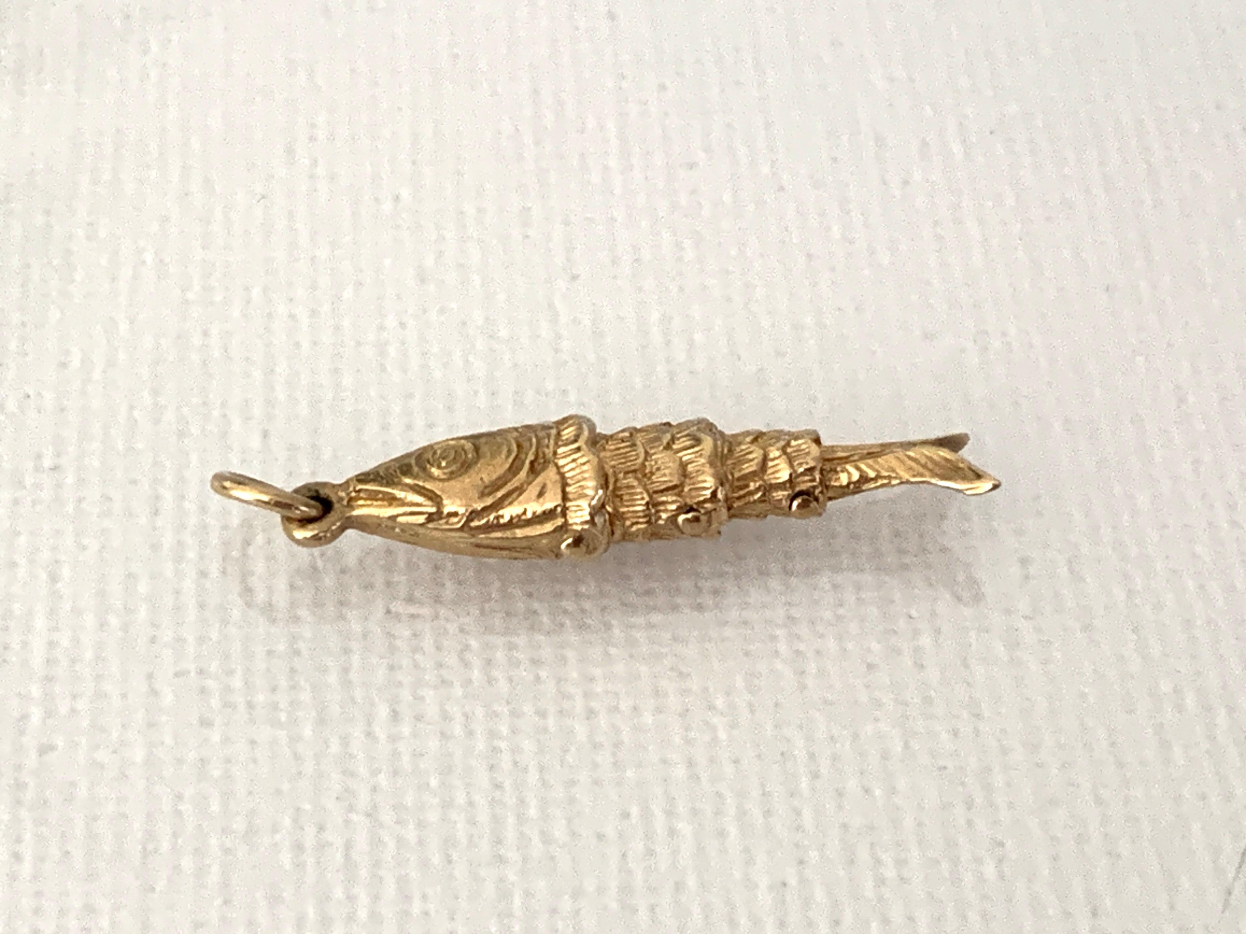 9ct 375 Gold Articulated Fish Pendant
Full British Hallmarks
Circa 1970s-1980s
By Fred Manshaw
Size 3cm x 1cm approx ( Incl. Jump Ring in this measurement)
Weight 1.92 grams