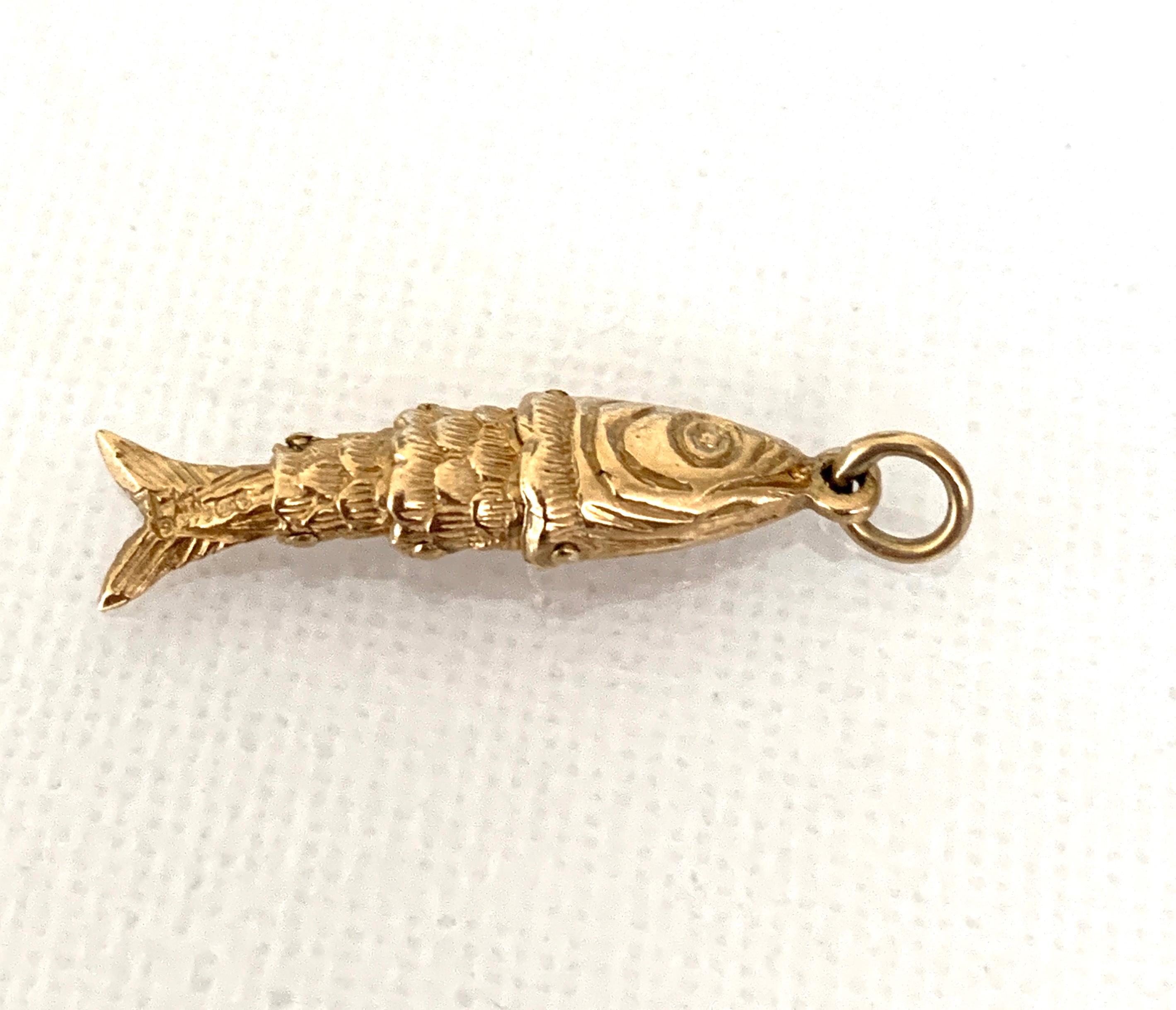 9ct 375 Gold Vintage Articulated Fish Pendant In Good Condition In London, GB
