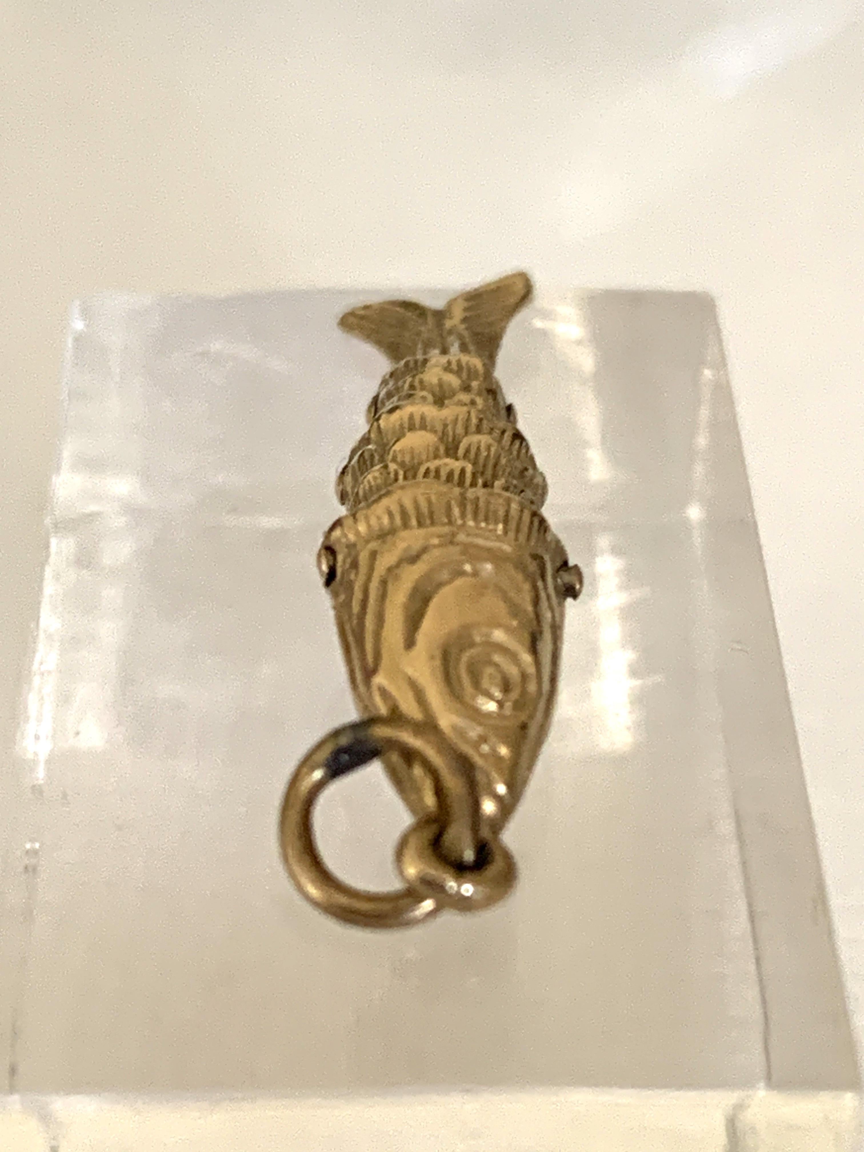 9ct 375 Gold Vintage Articulated Fish Pendant In Good Condition For Sale In London, GB