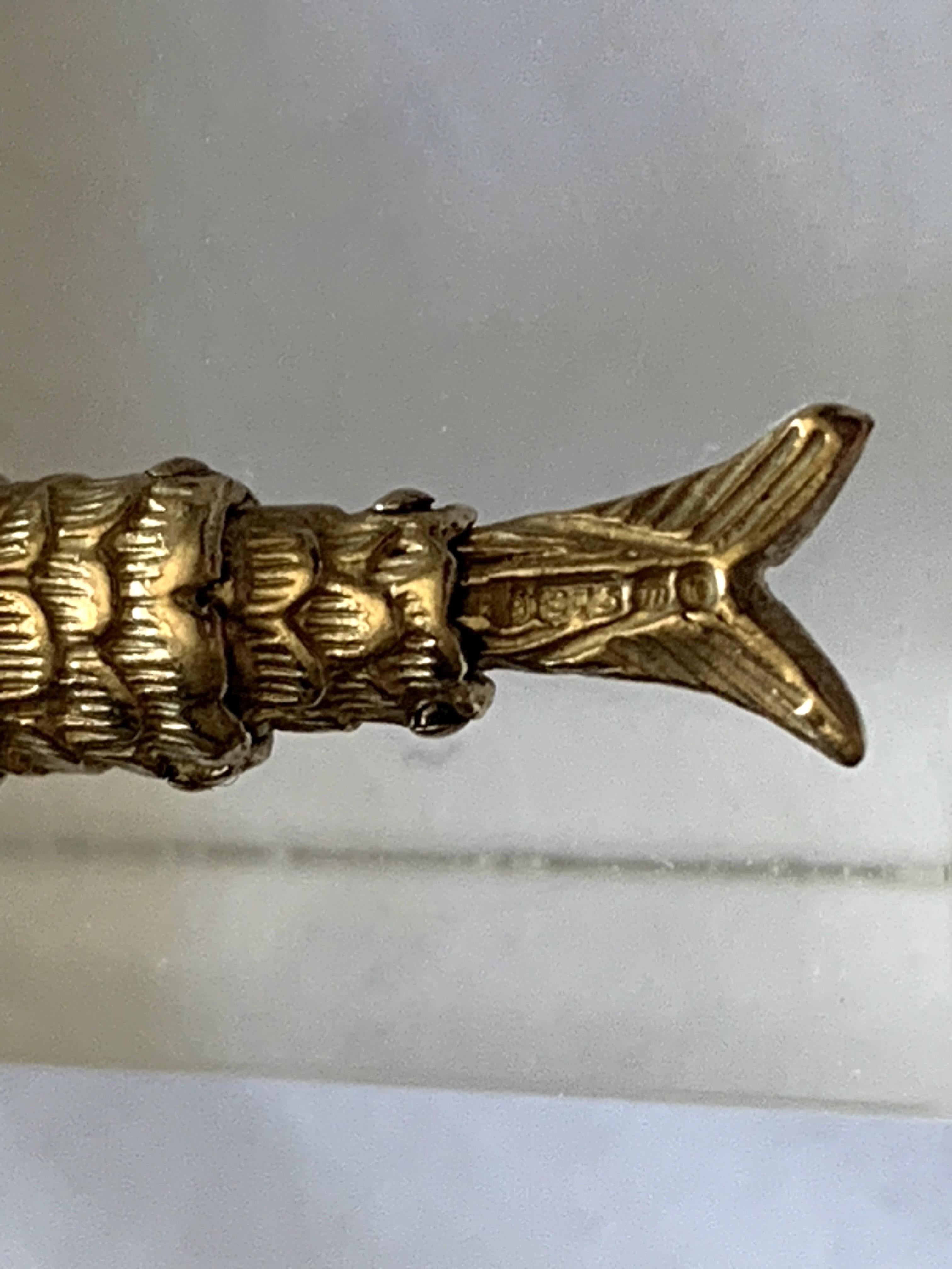 Women's or Men's 9ct 375 Gold Vintage Articulated Fish Pendant For Sale