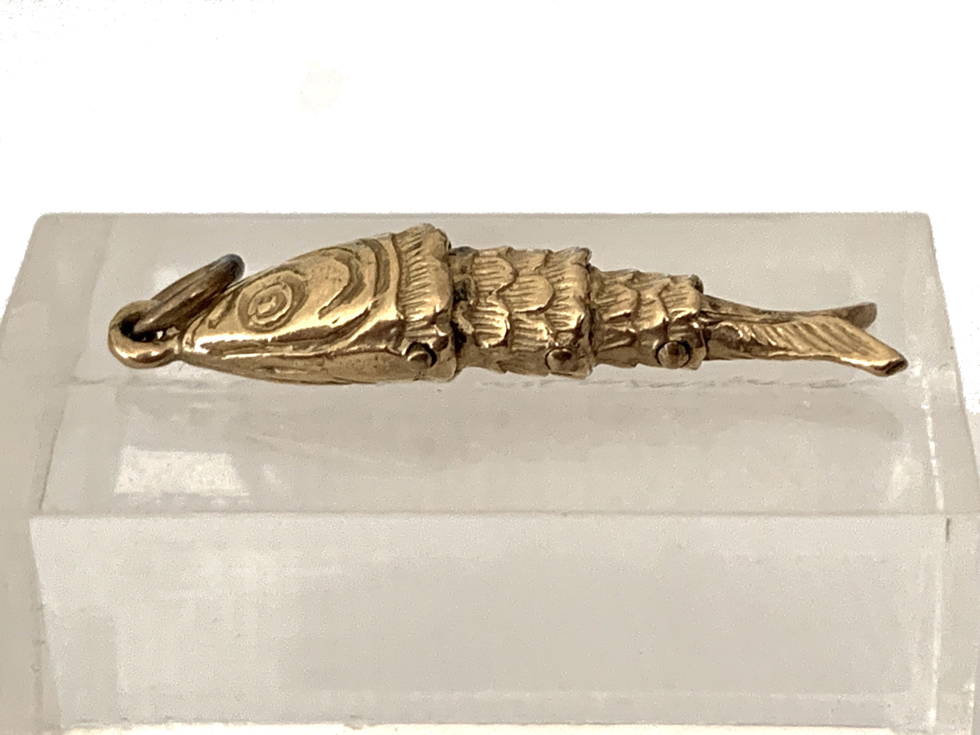9ct 375 Gold Vintage Articulated Fish Pendant For Sale 1
