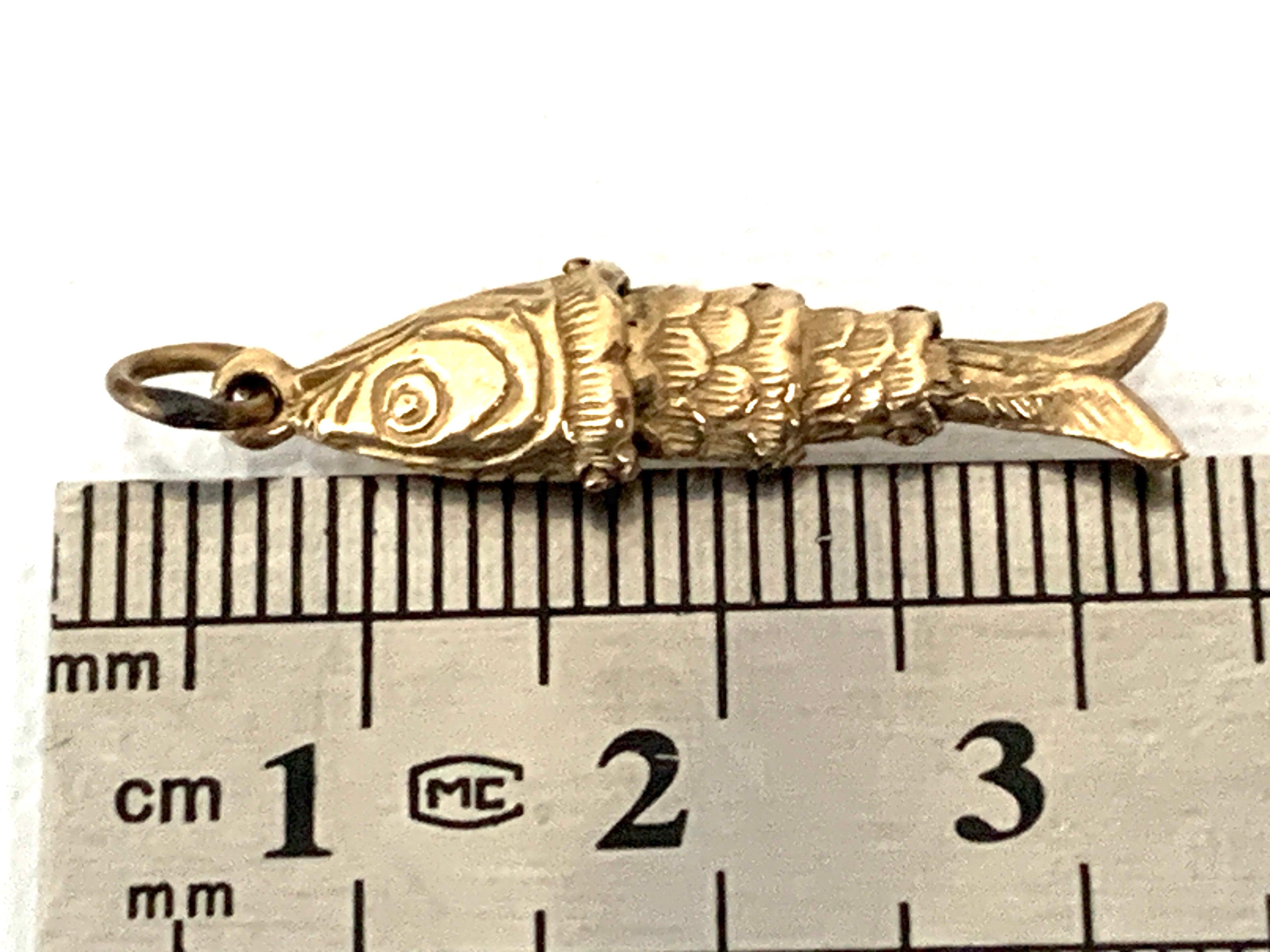 9ct 375 Gold Vintage Articulated Fish Pendant For Sale 3