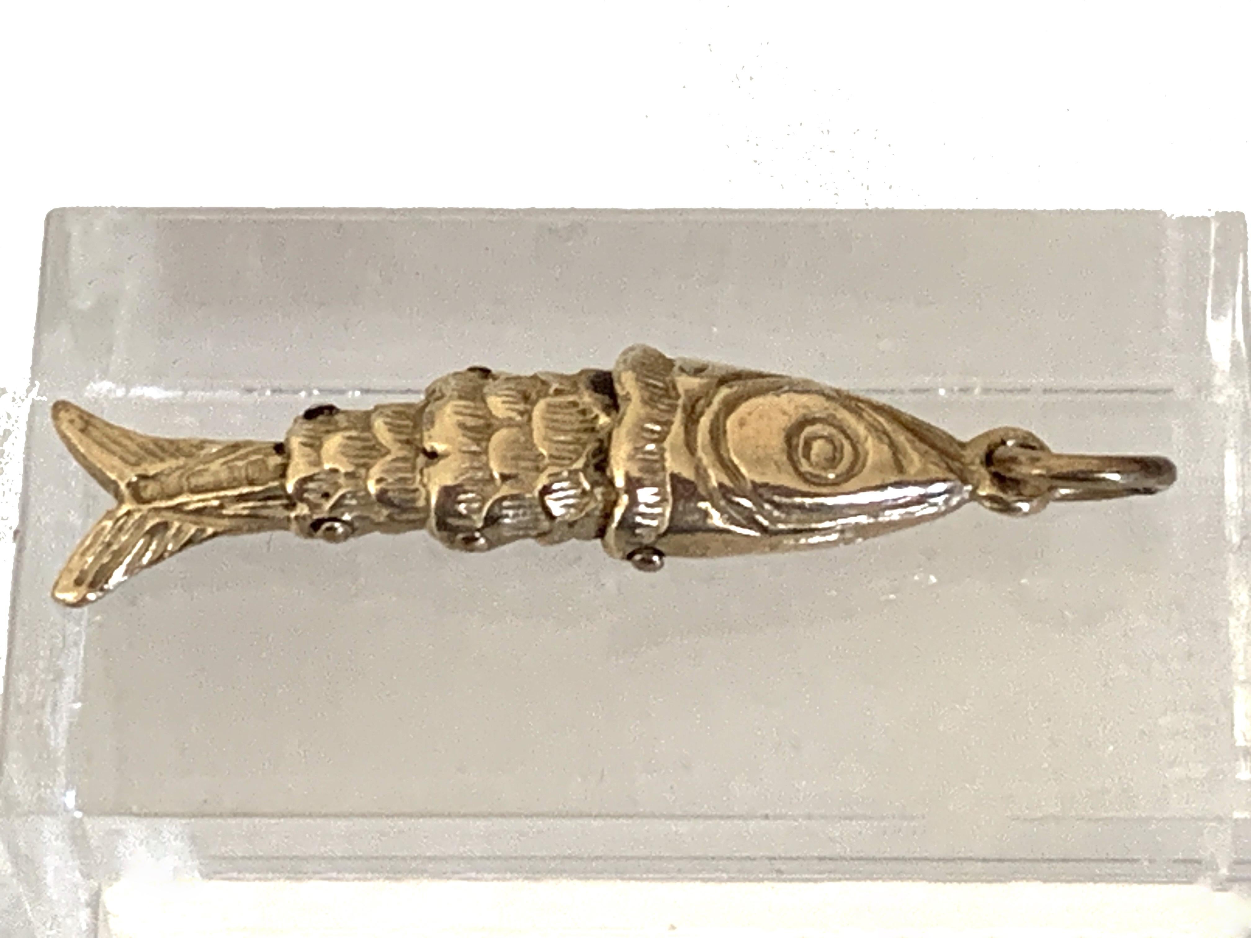 9ct 375 Gold Vintage Articulated Fish Pendant For Sale 4