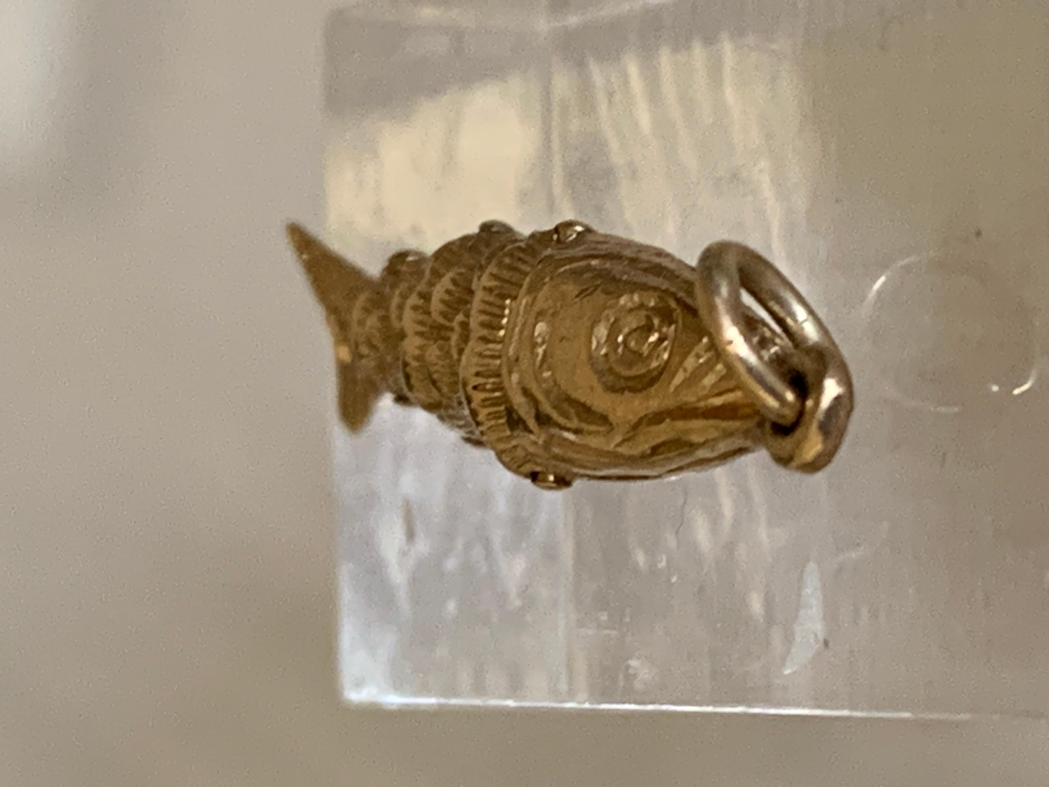 9ct 375 Gold Vintage Articulated Fish Pendant 5