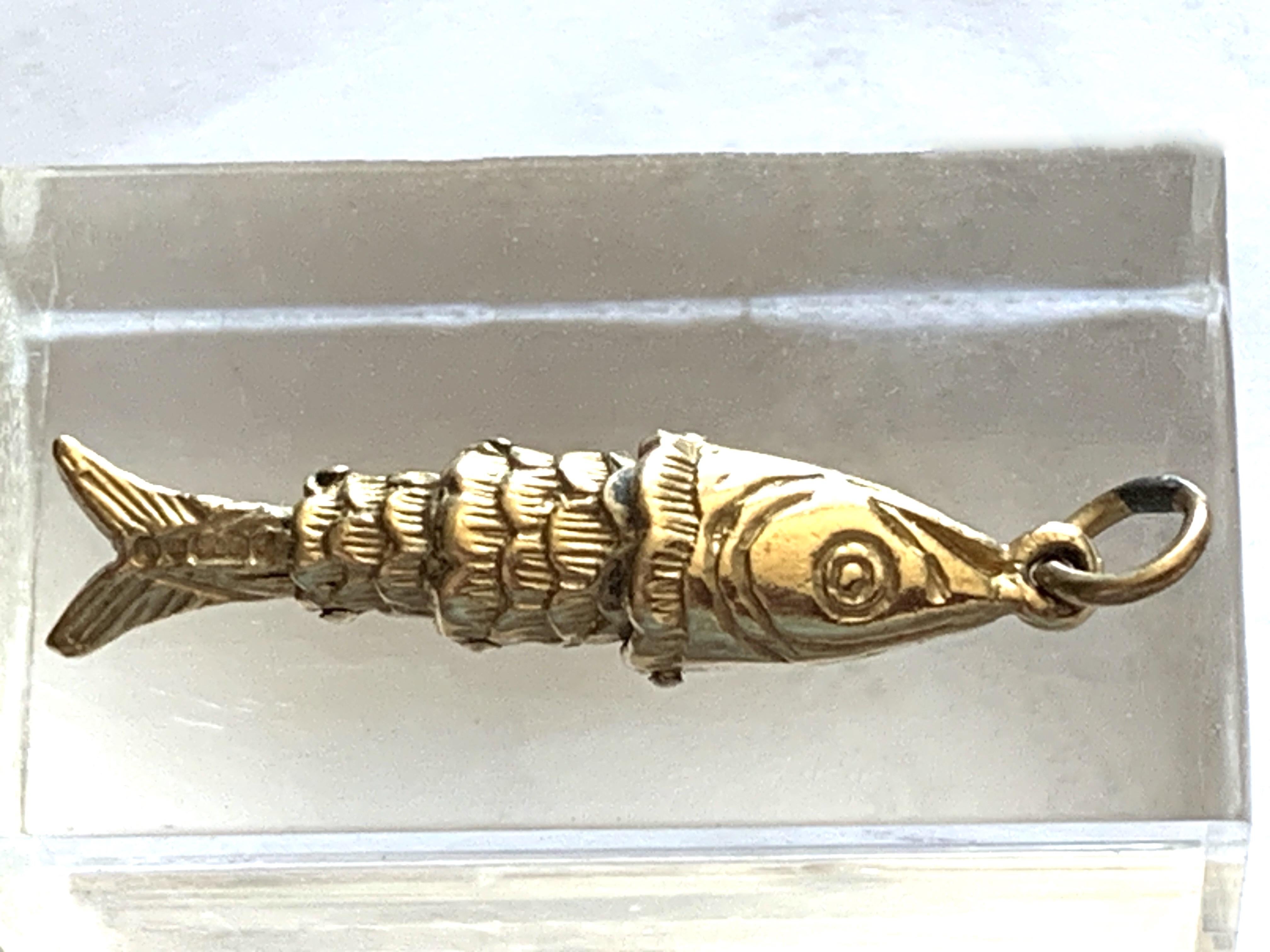 9ct 375 Gold Vintage Articulated Fish Pendant For Sale 5