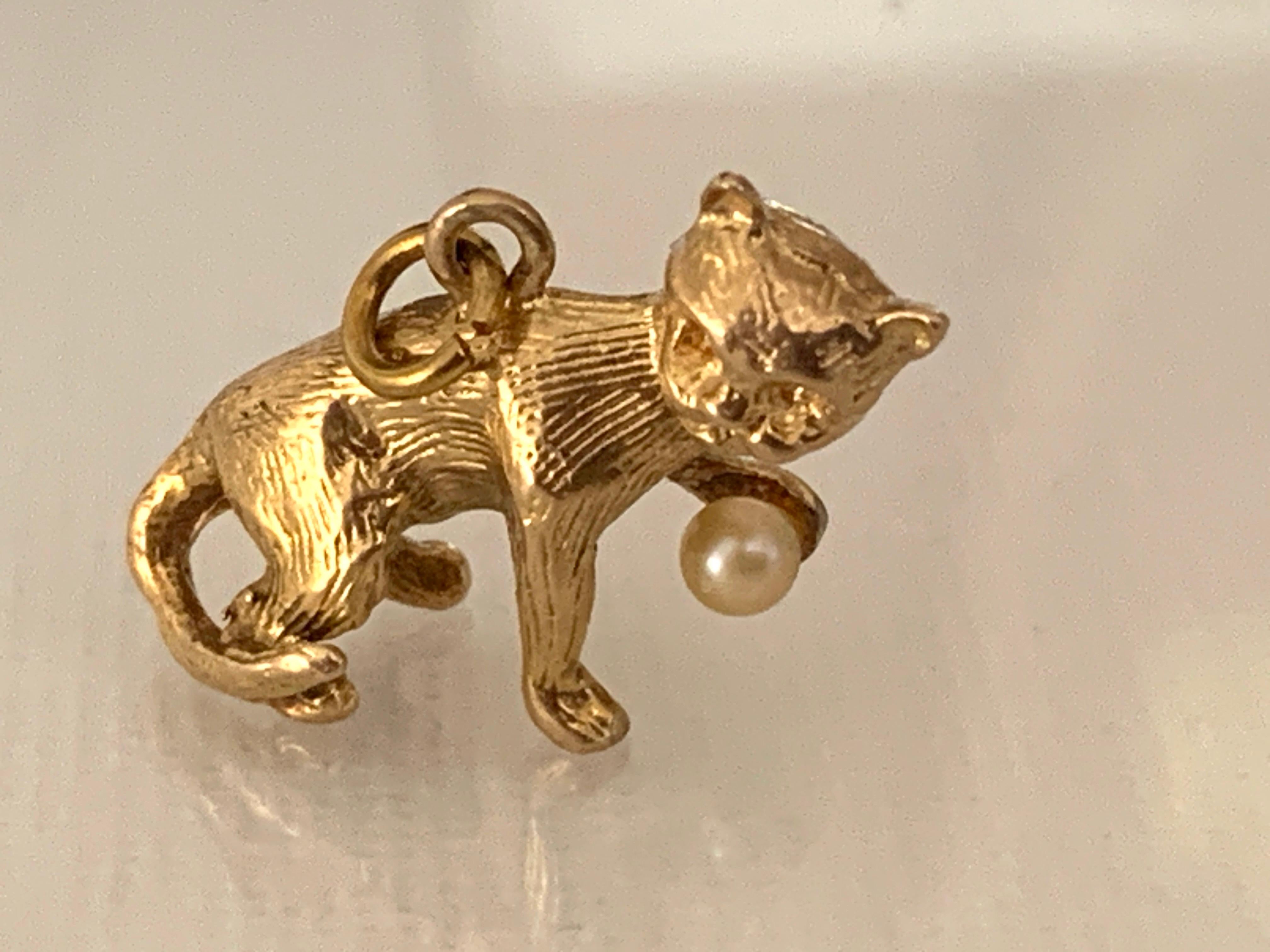 Ciondolo con gatto vintage in oro 9ct 375
Datato 1954
Il gatto tiene in mano una palla - perla di vetro
Dimensioni - Lunghezza 2,3 cm
Peso 4.16 grammi