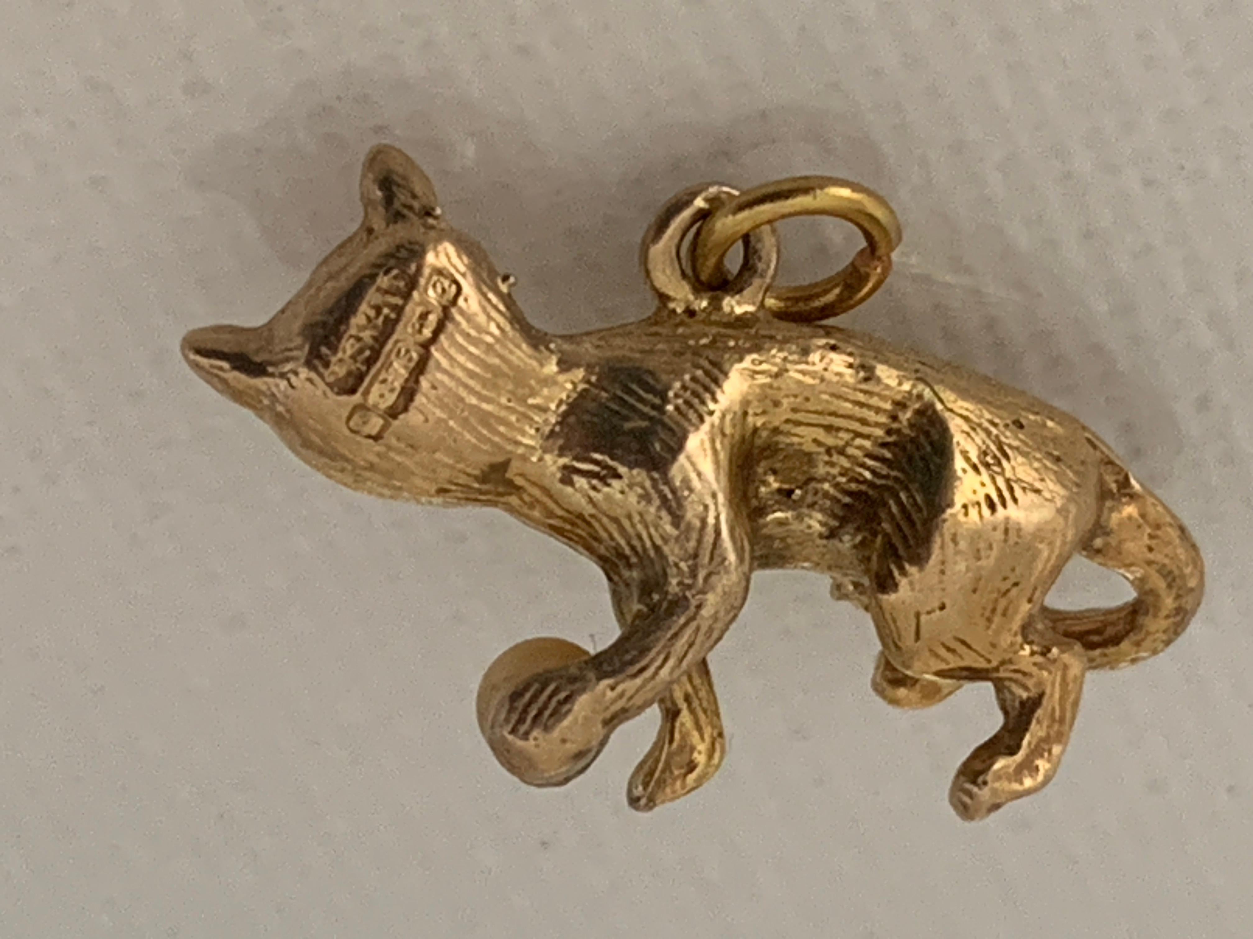 Charm per gatti d'epoca in oro 9ct 375 datato 1950 In condizioni buone in vendita a London, GB