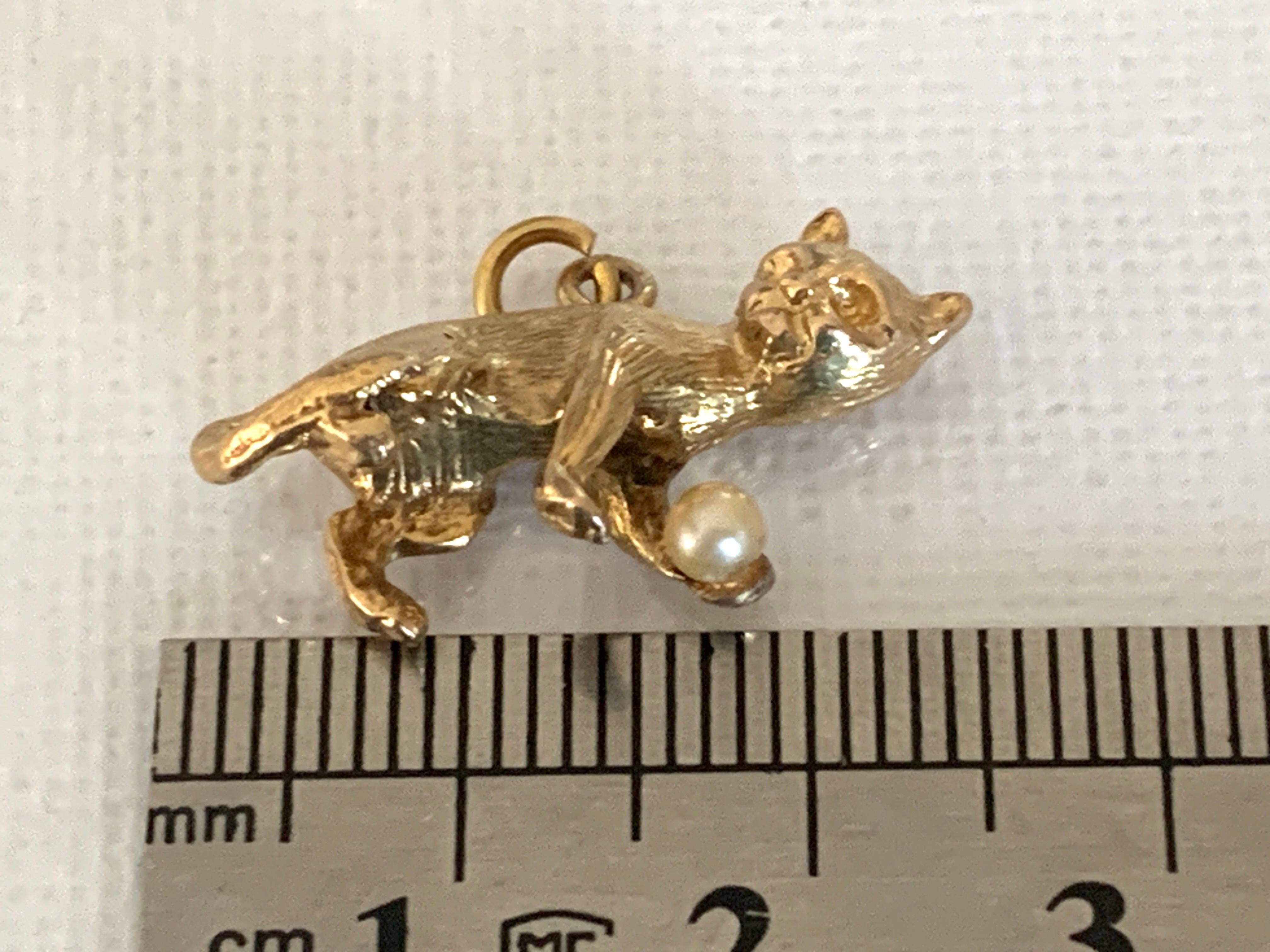 Charm per gatti d'epoca in oro 9ct 375 datato 1950 in vendita 1