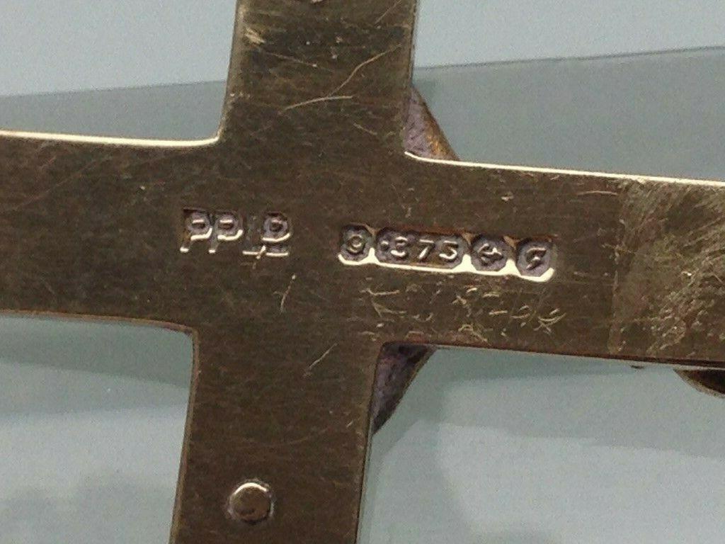 9ct 375 Gold Vintage Crucifix In Good Condition For Sale In London, GB