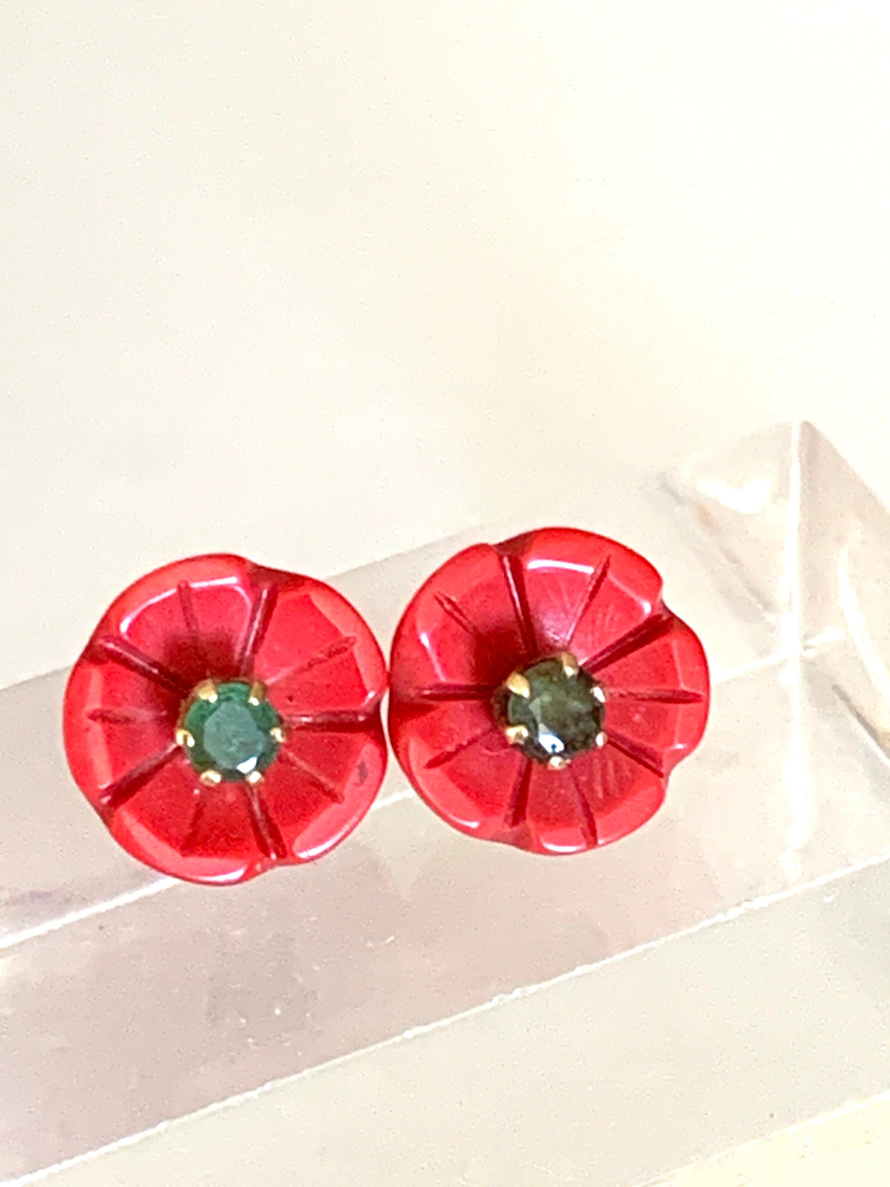 Pendientes Amapola roja montados 9ct 375
con esmeraldas naturales engastadas en cada
Sellos británicos completos en los postes fechados en 1979
No estoy seguro de qué están hechas las amapolas rojas
parecen ser una resina acrílica gruesa,